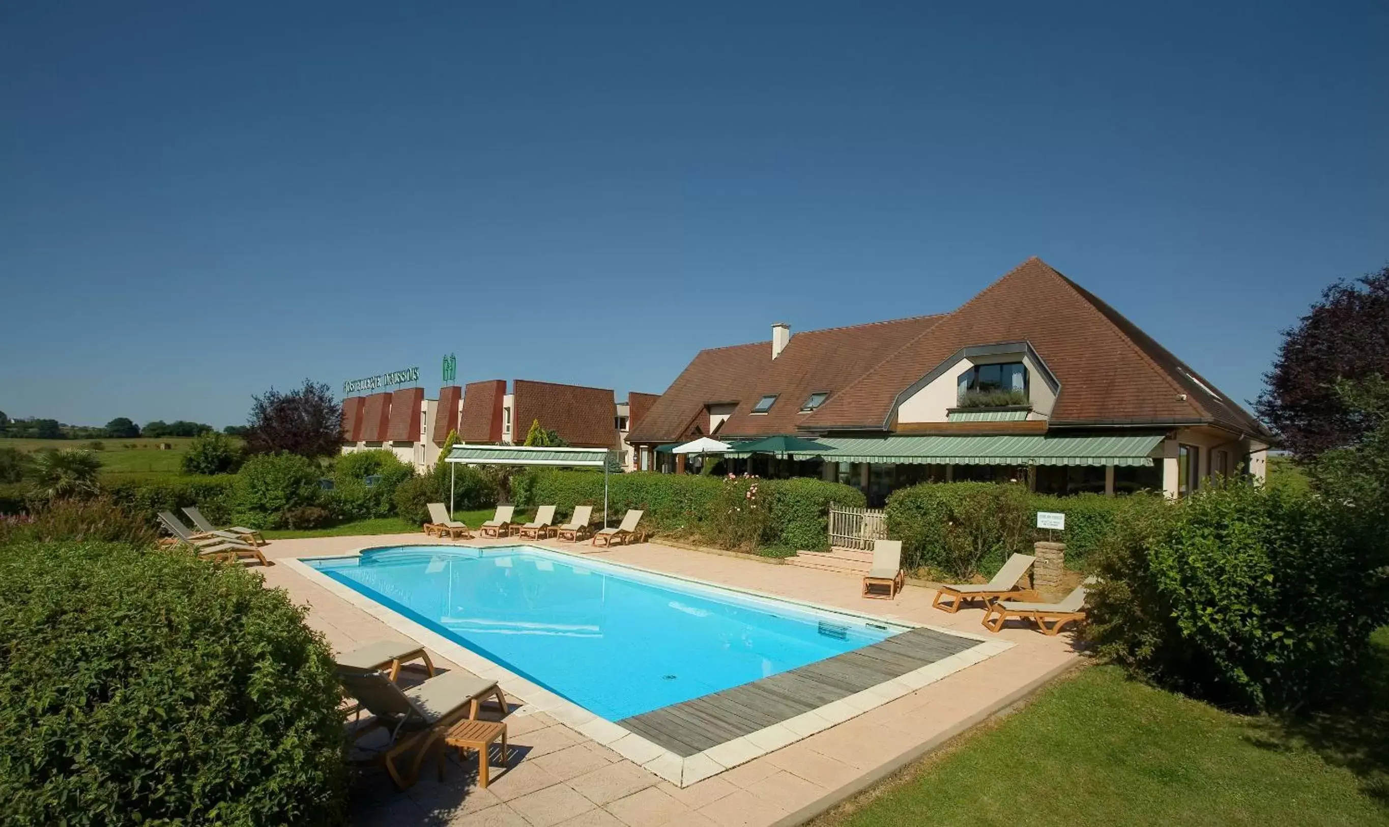 Property building, Swimming Pool in Logis Hostellerie D'Aussois