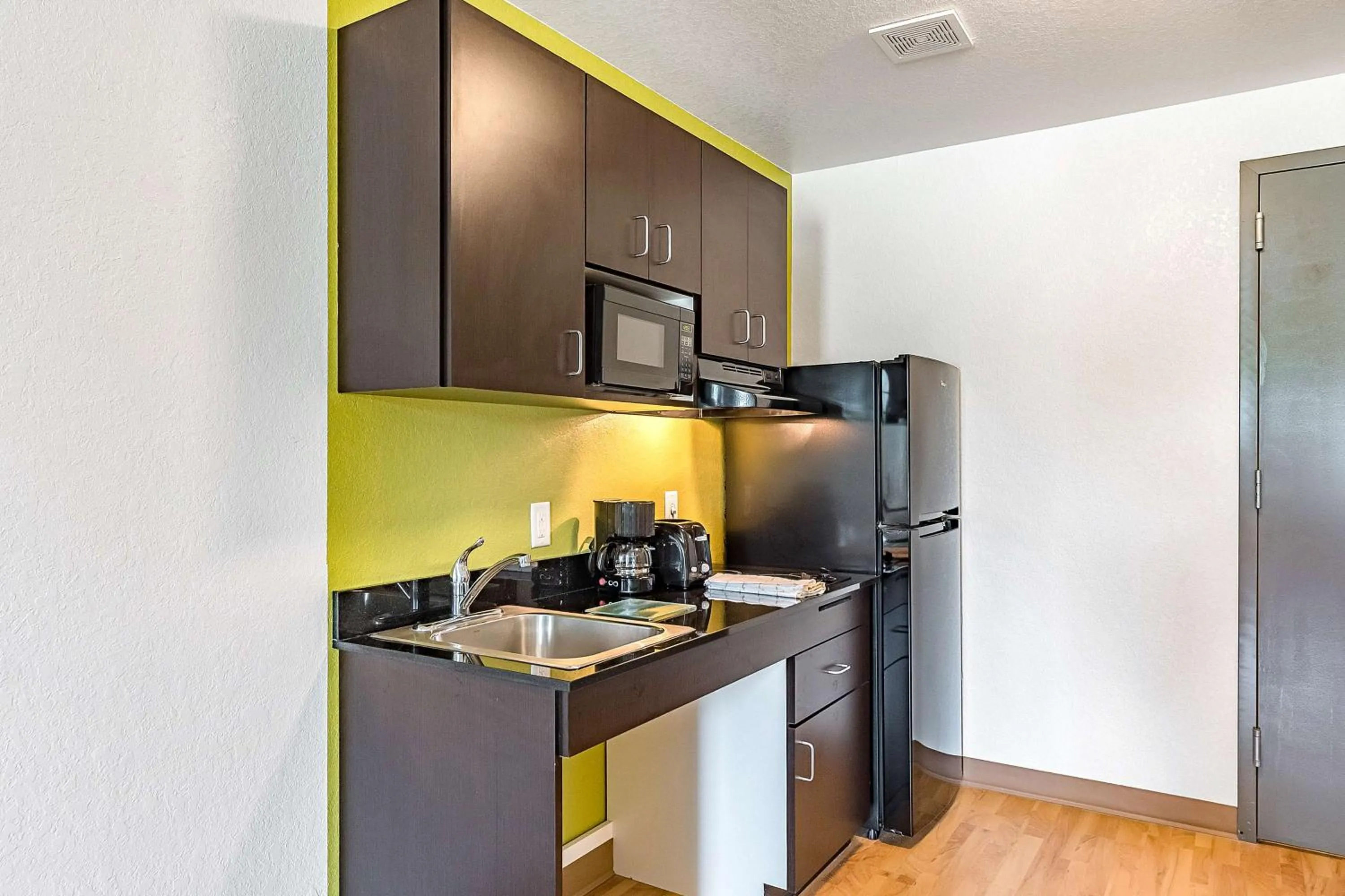 Kitchen or kitchenette in Studio 6 New Braunfels, Tx