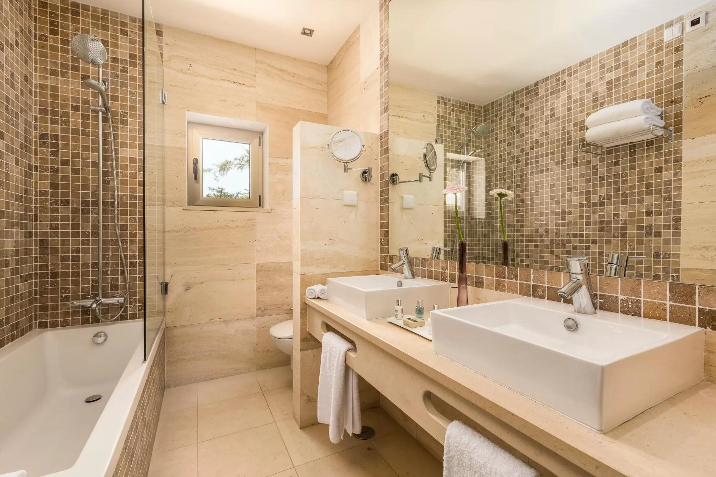 Bathroom in Caneiros Luxury House & Suites