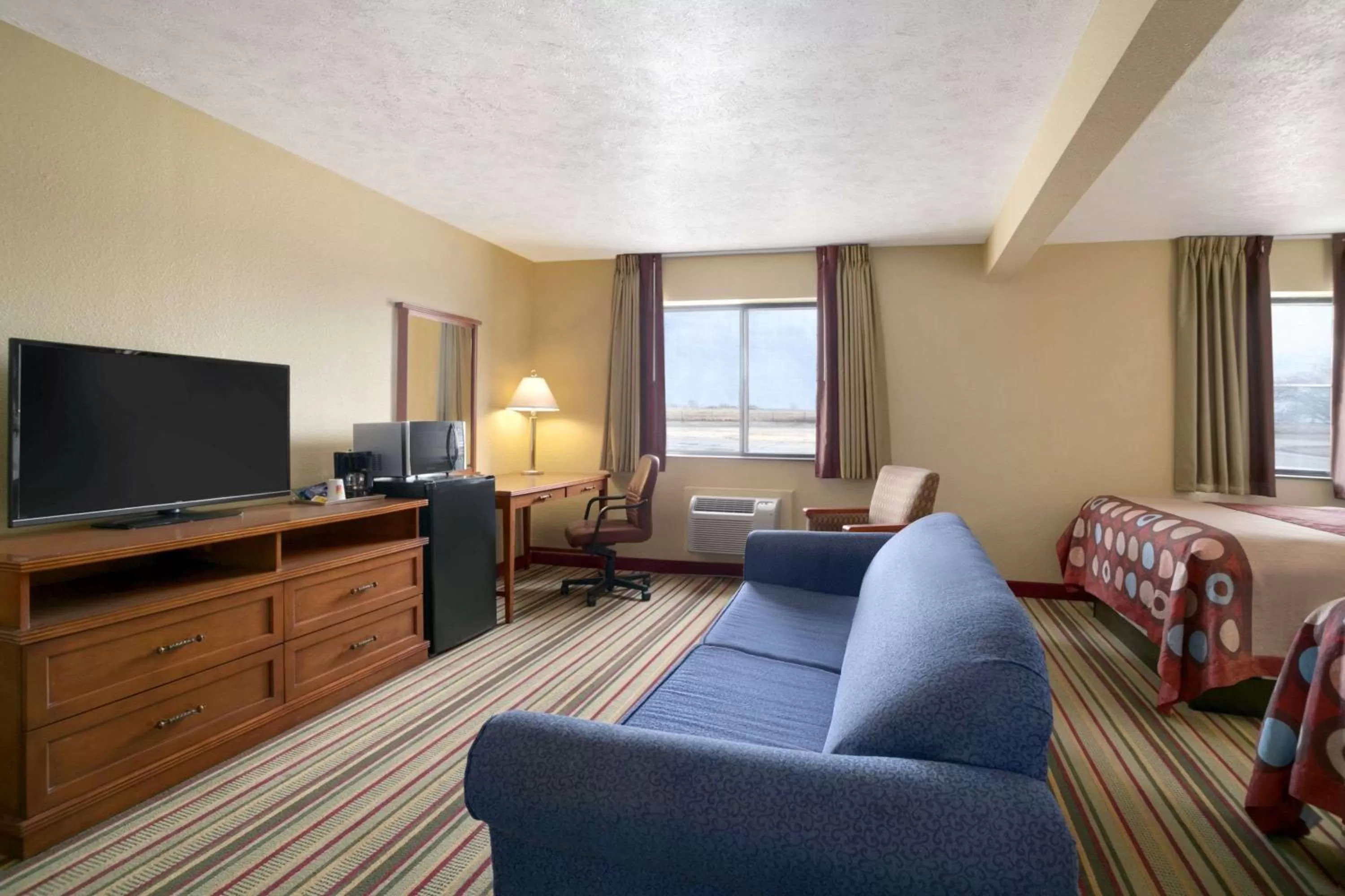 On site, Bed in Super 8 by Wyndham Park City/North Wichita Area