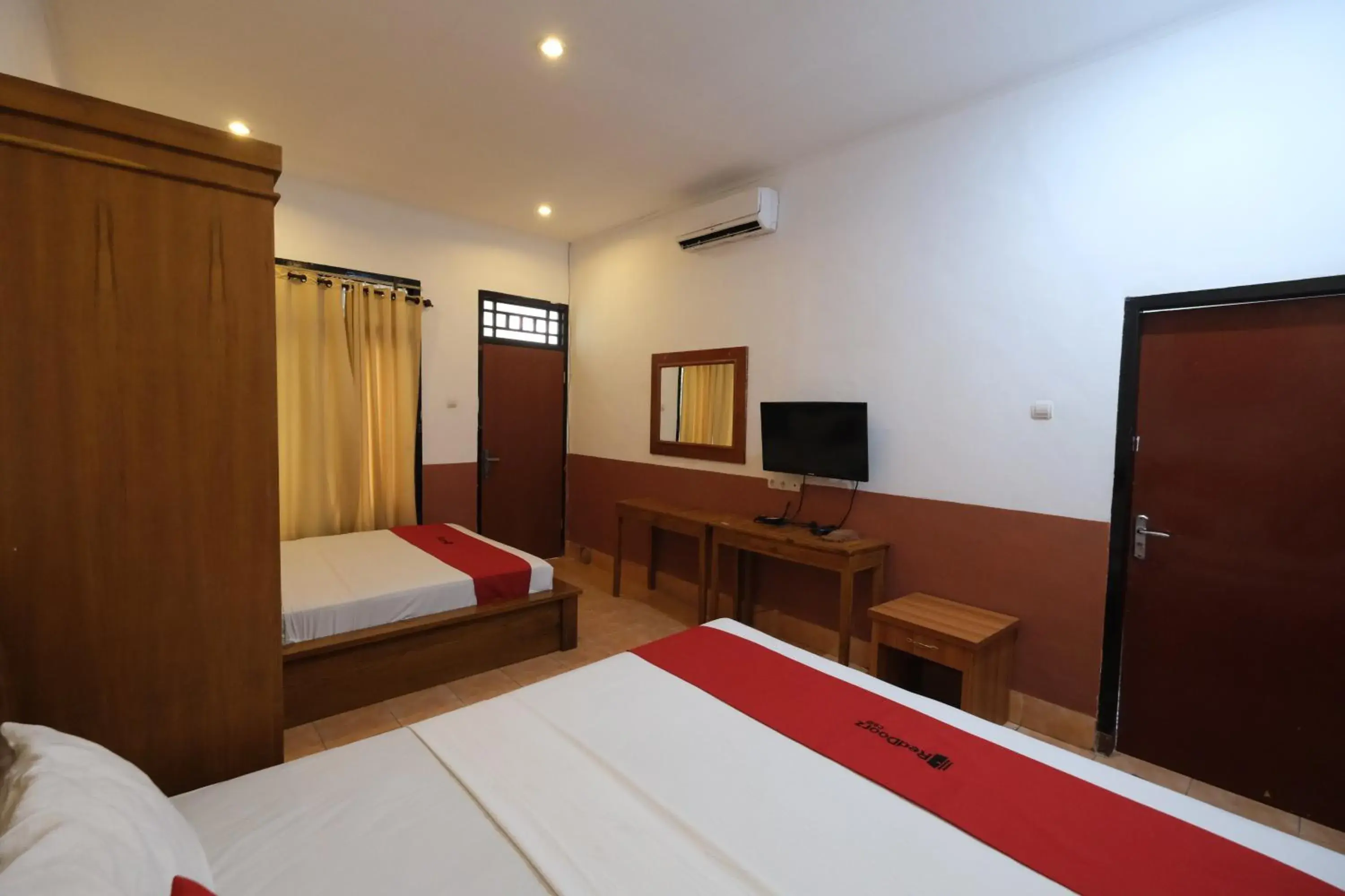 Bedroom, Bed in RedDoorz at Ocean 2 Gili Trawangan