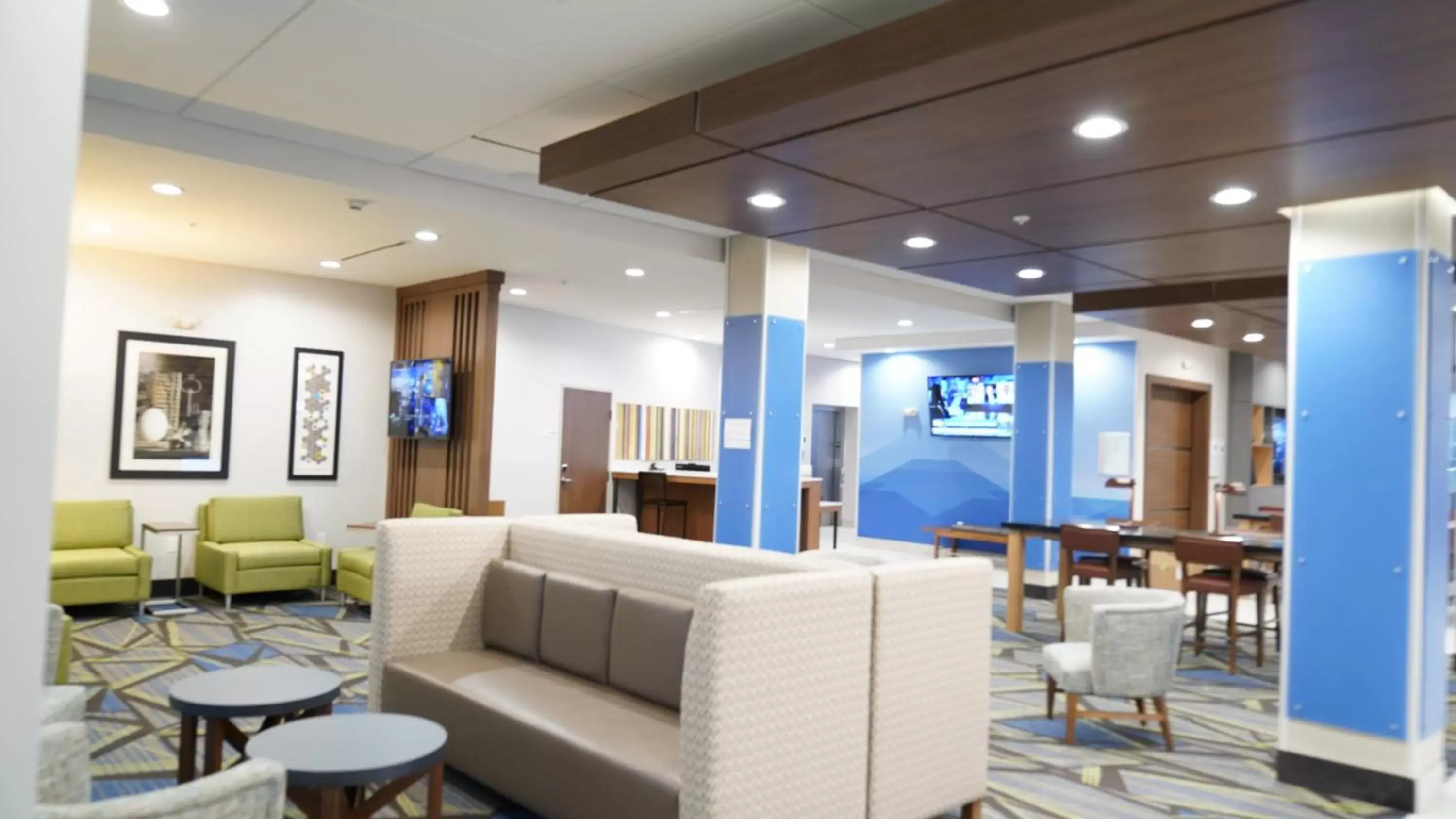 Lobby or reception, Seating Area in Holiday Inn Express & Suites - Dallas Market Center, an IHG Hotel