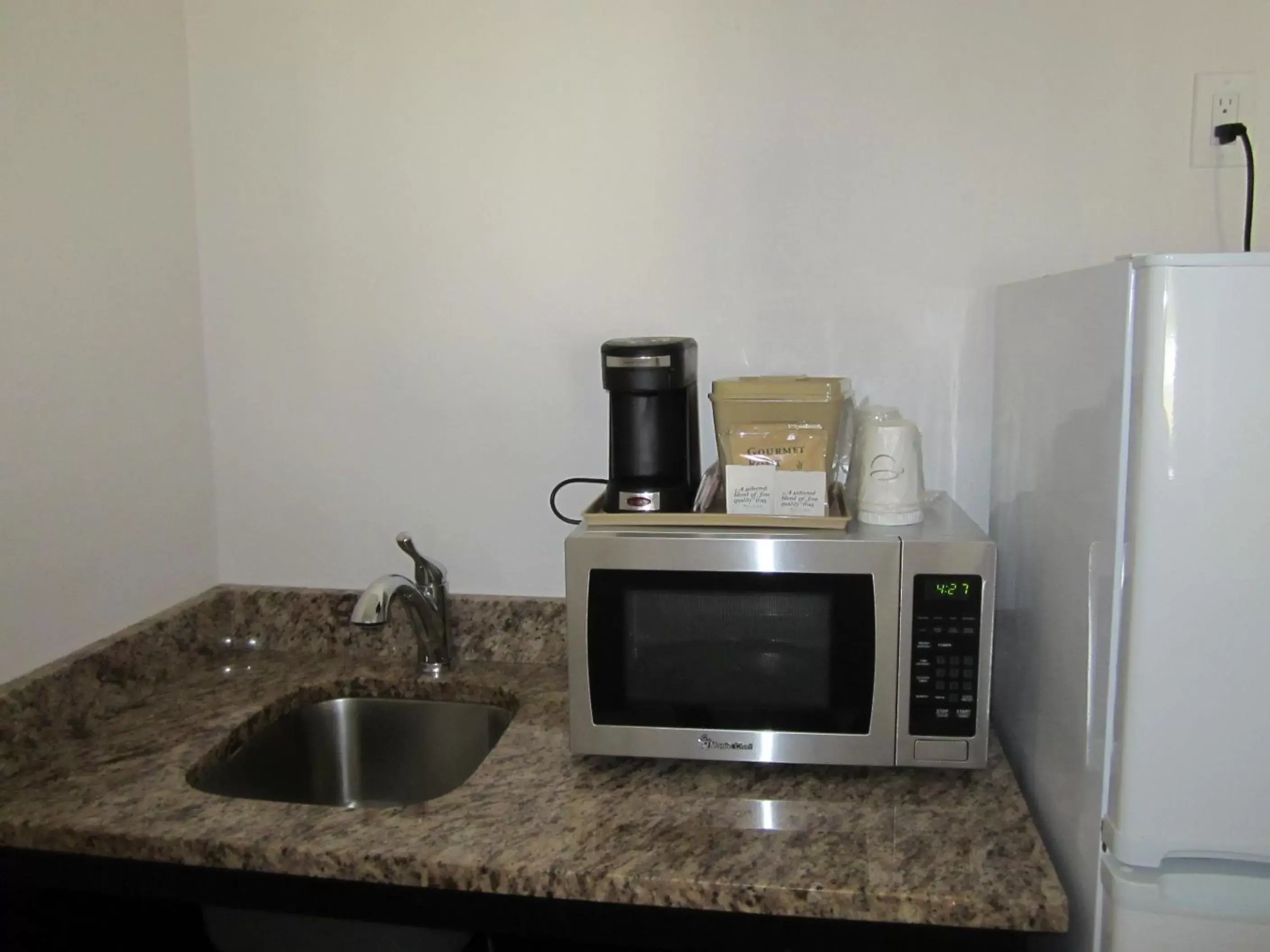 Kitchen or kitchenette, Kitchen/Kitchenette in Lantern Inn & Suites - Sarasota