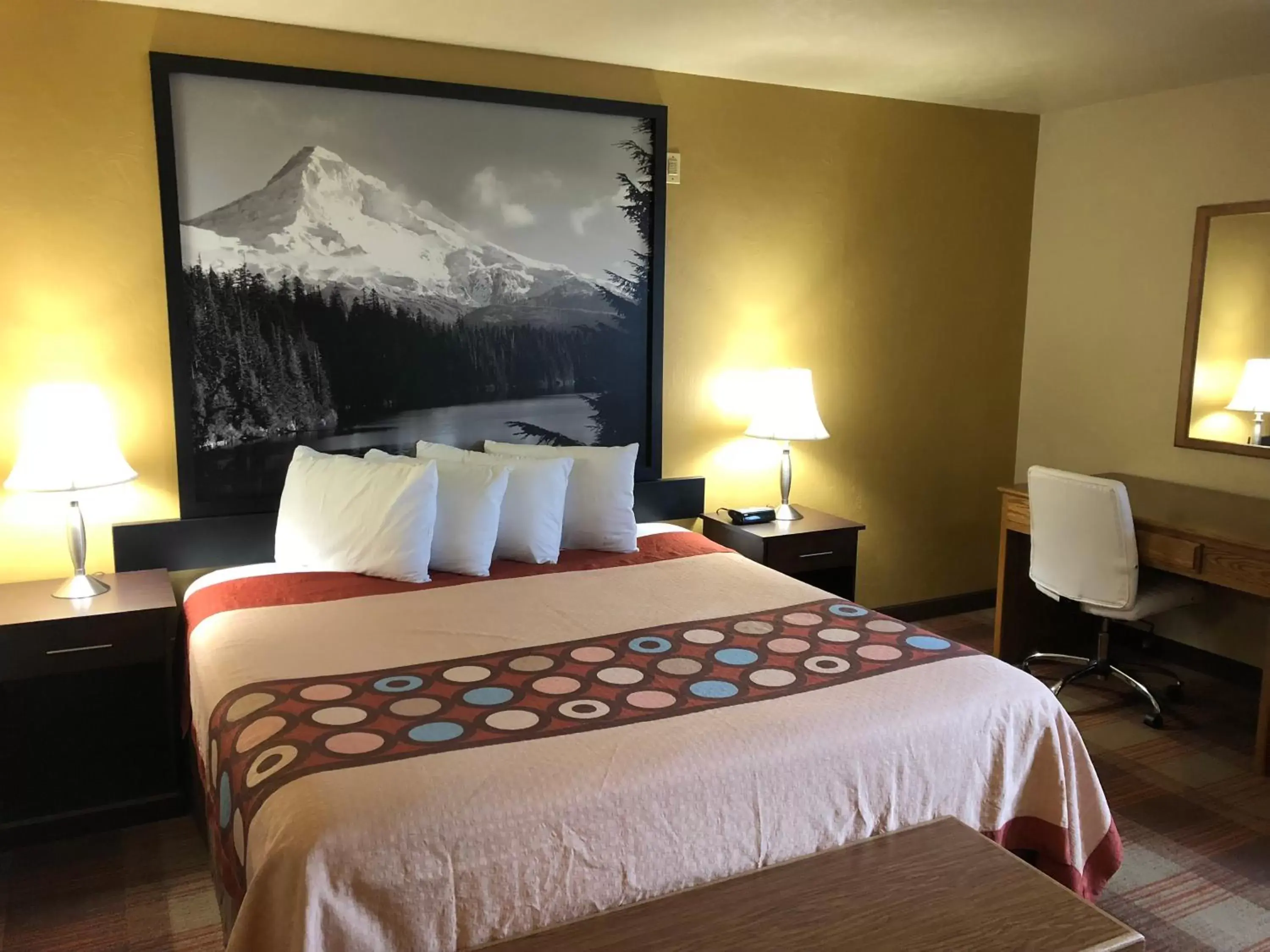 Bedroom, Bed in Super 8 by Wyndham Kennewick