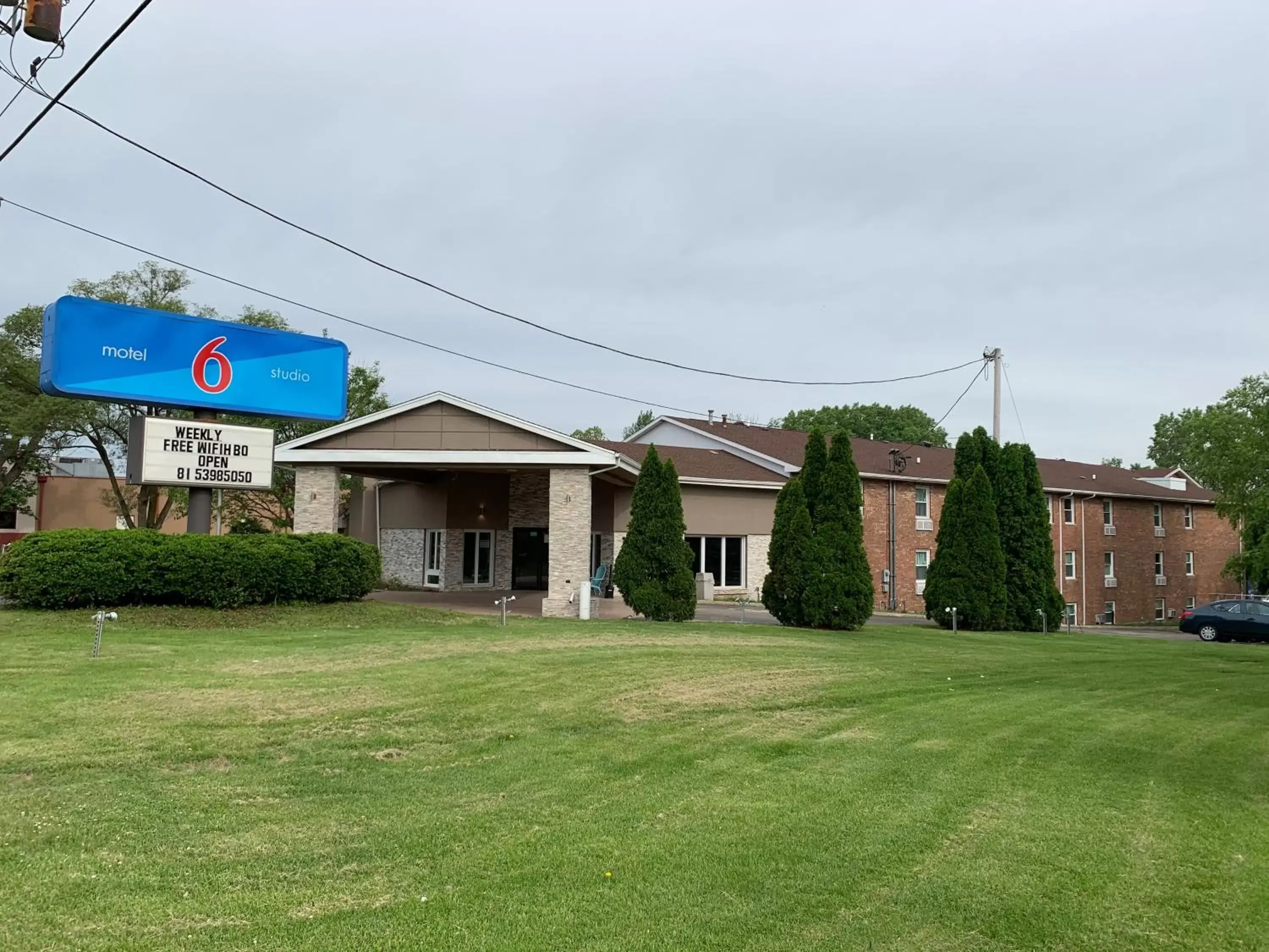 Garden view in Studio 6 Rockford Garden view in Studio 6 Rockford