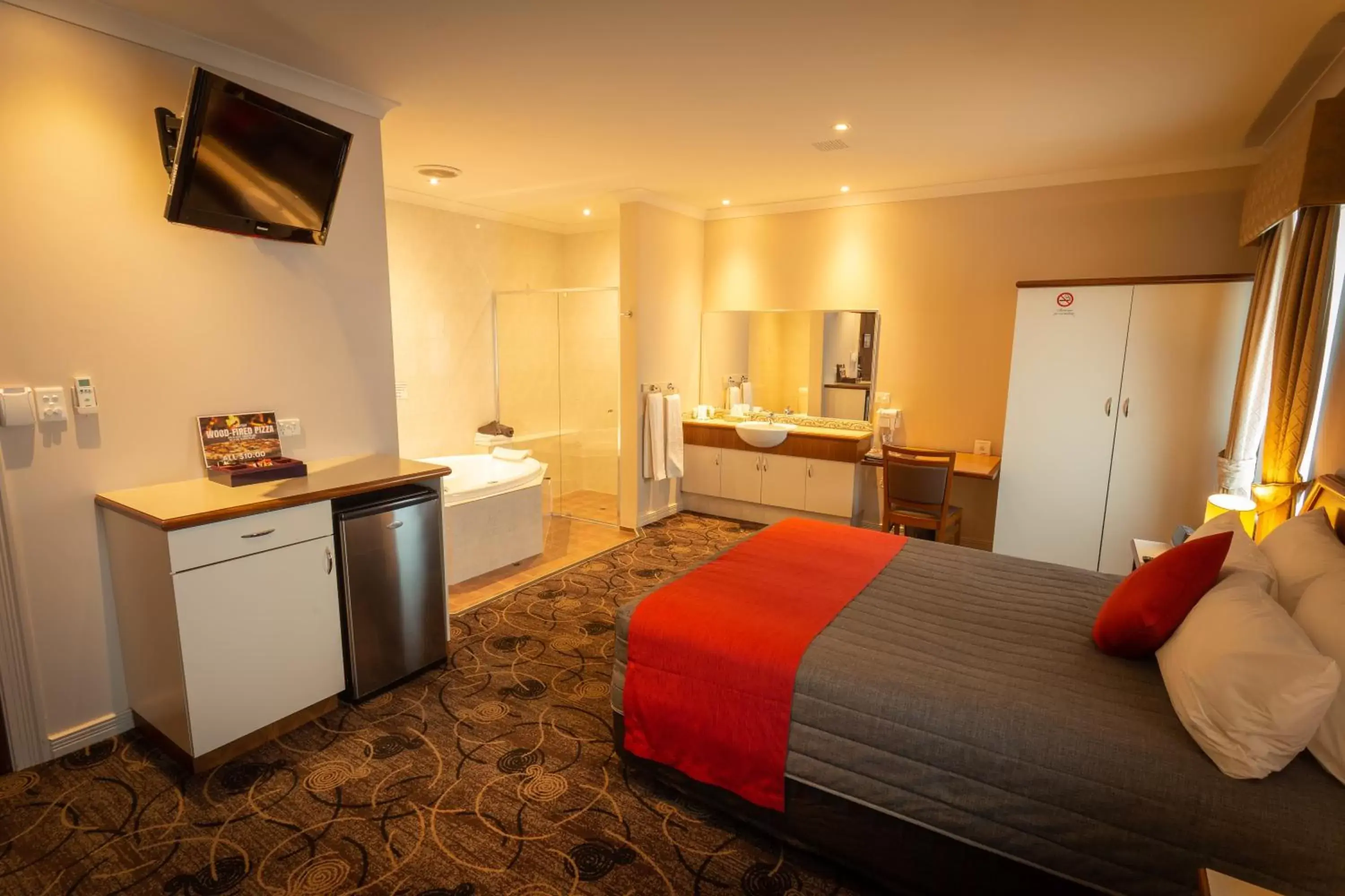 Bed, TV/Entertainment Center in Quality Hotel Bayswater