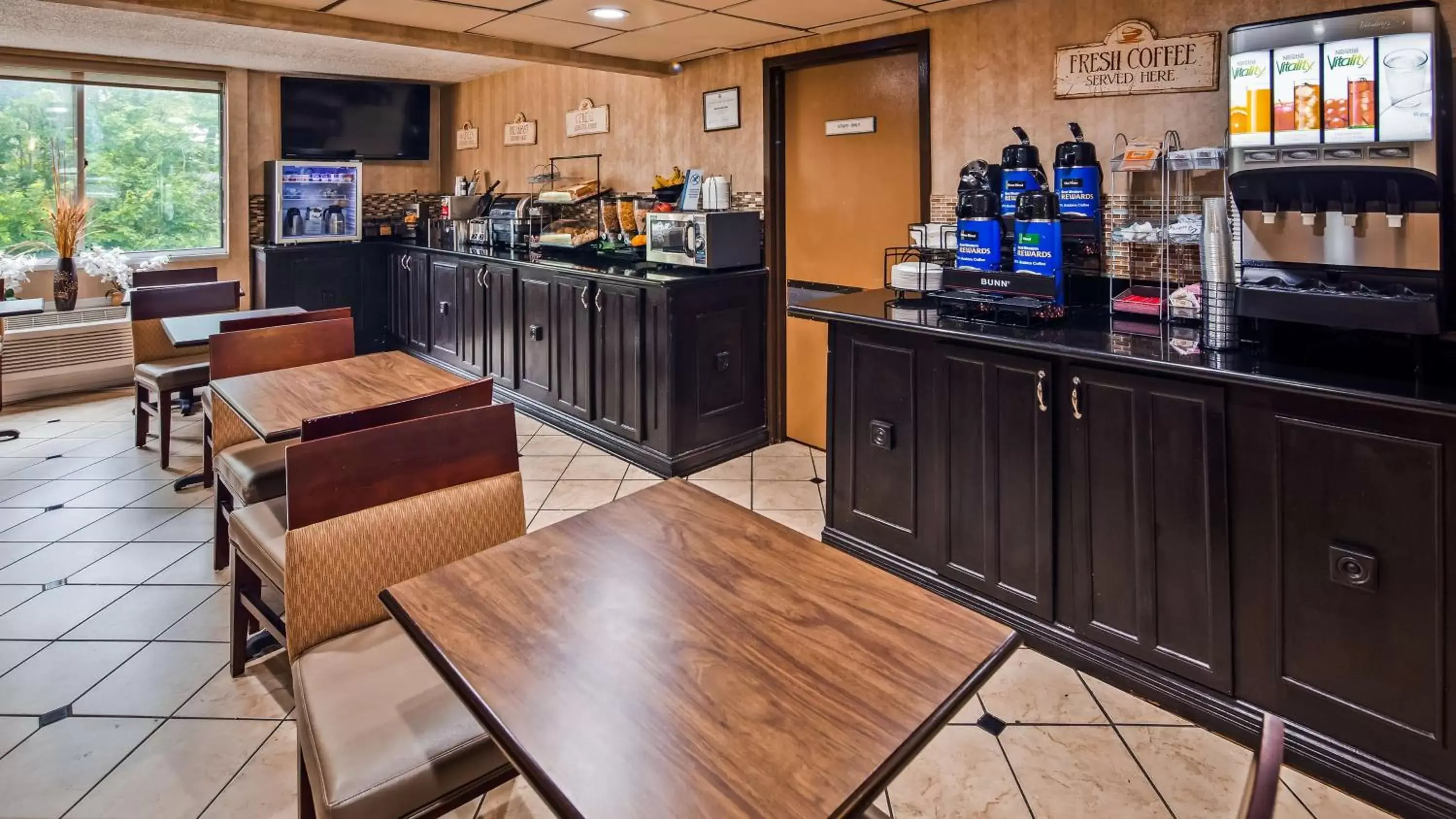 Restaurant/Places to Eat in Best Western Hazlet Inn