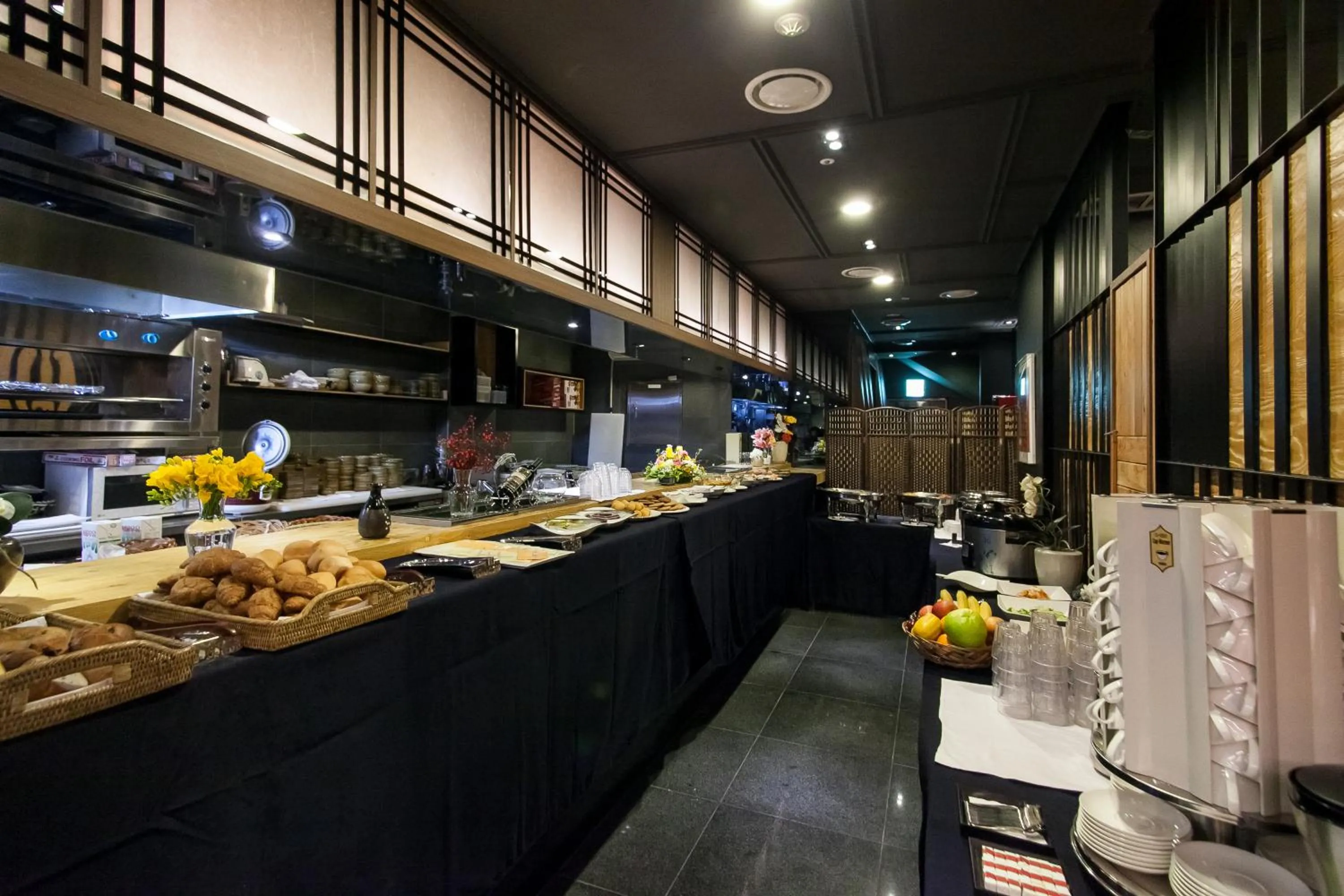 Restaurant/places to eat in Hotel Pharos