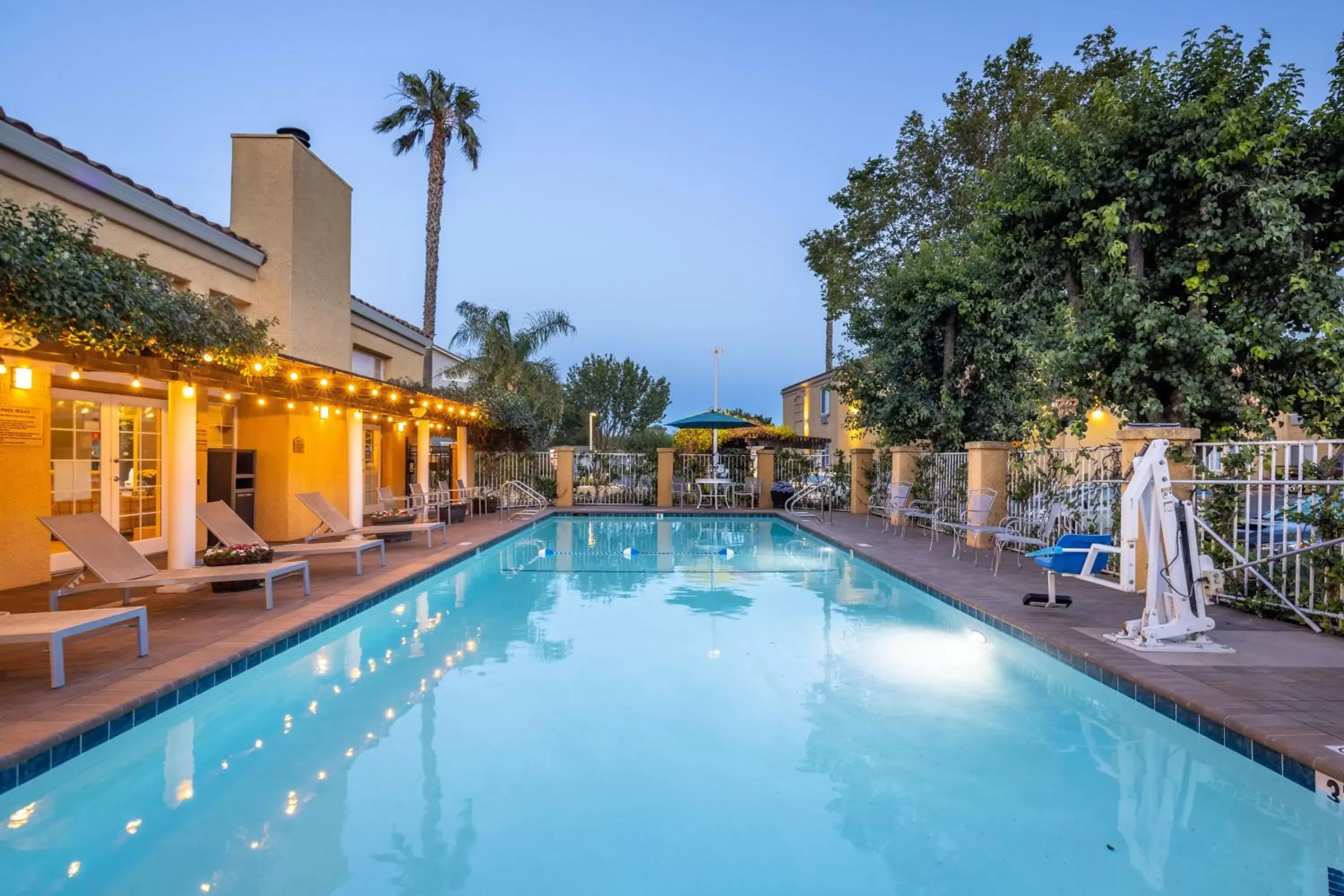 Swimming pool in Best Western Plus Dixon Davis Swimming pool in Best Western Plus Dixon Davis