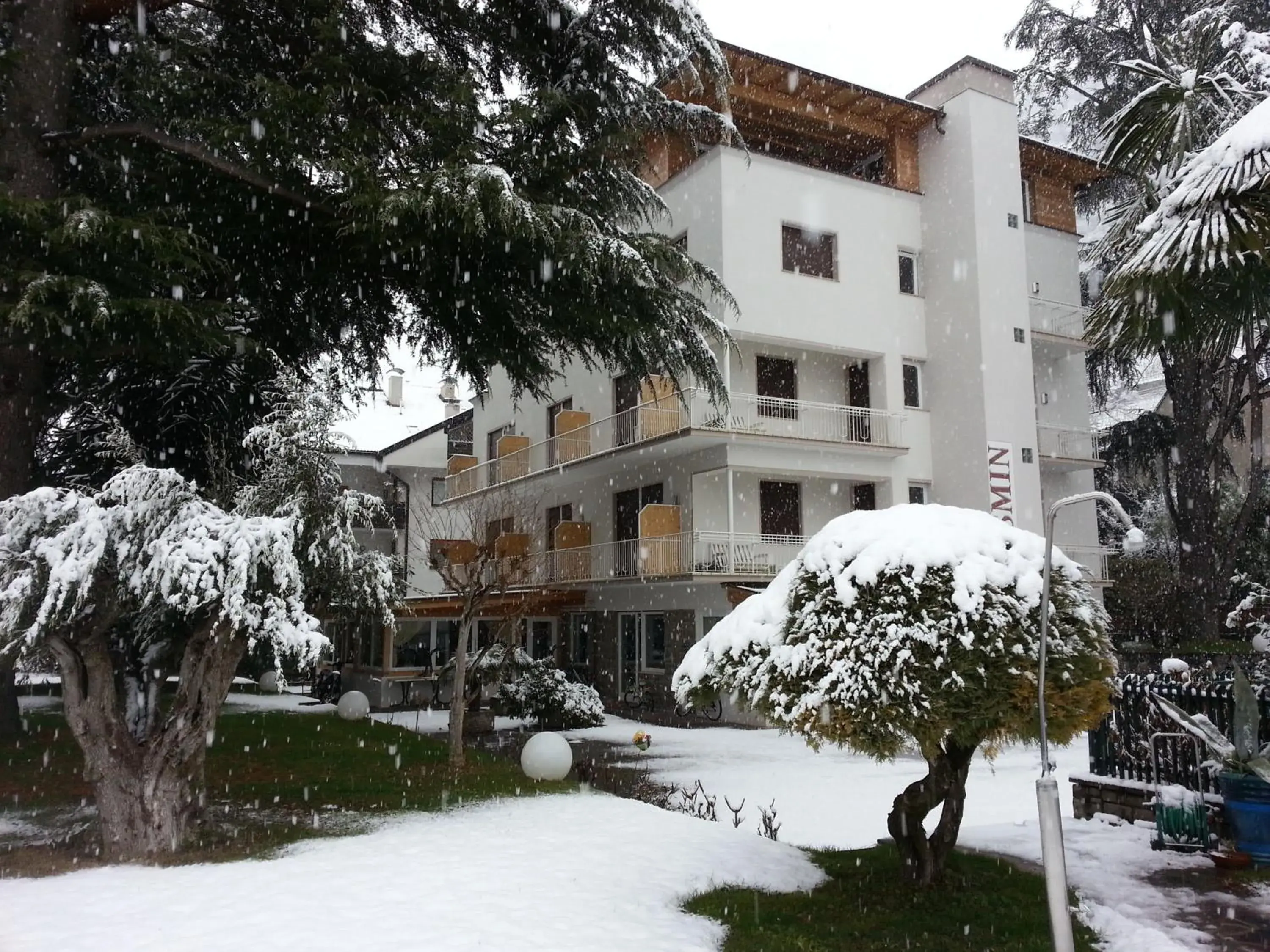 Facade/entrance, Winter in Hotel Jasmin