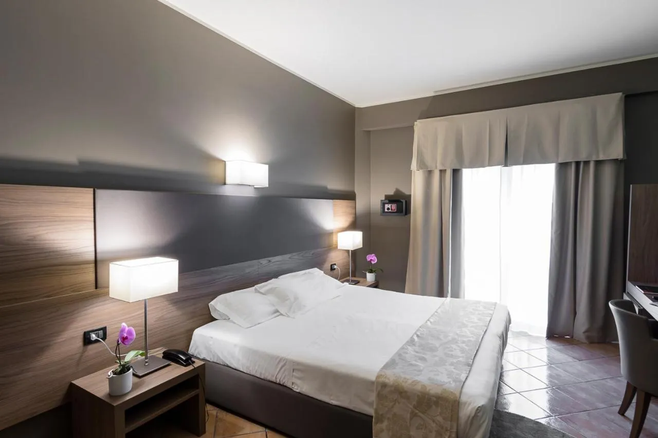 Bedroom, Bed in Hotel Sunflower