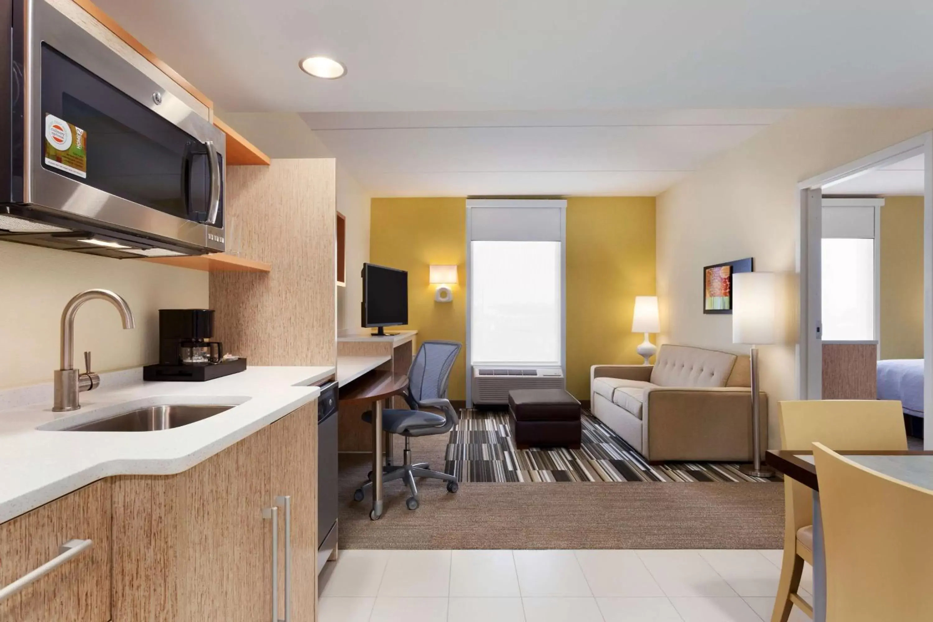 Living room, Kitchen/Kitchenette in Home2 Suites by Hilton Baltimore/Aberdeen MD