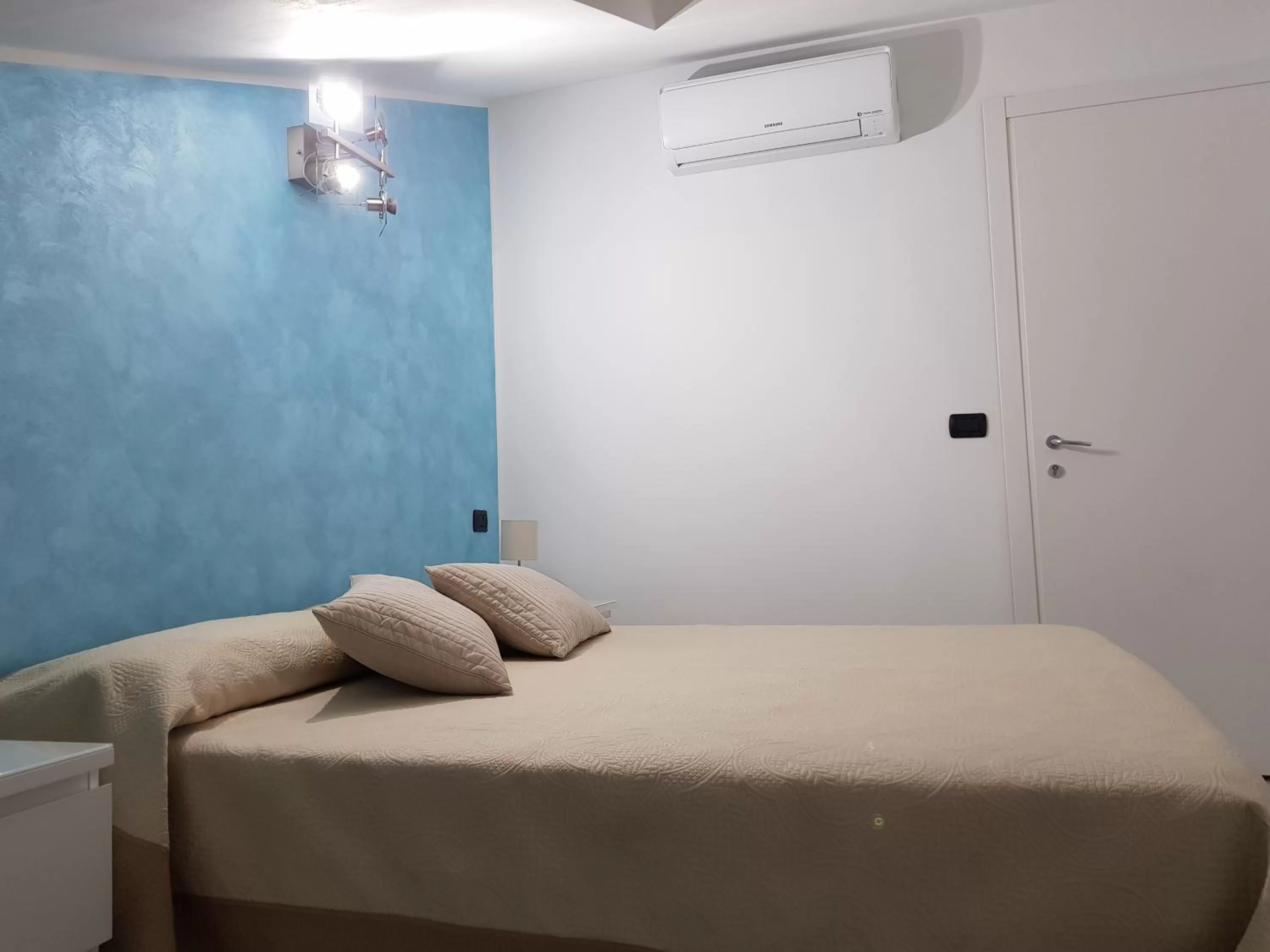 Dormi da me sul mare