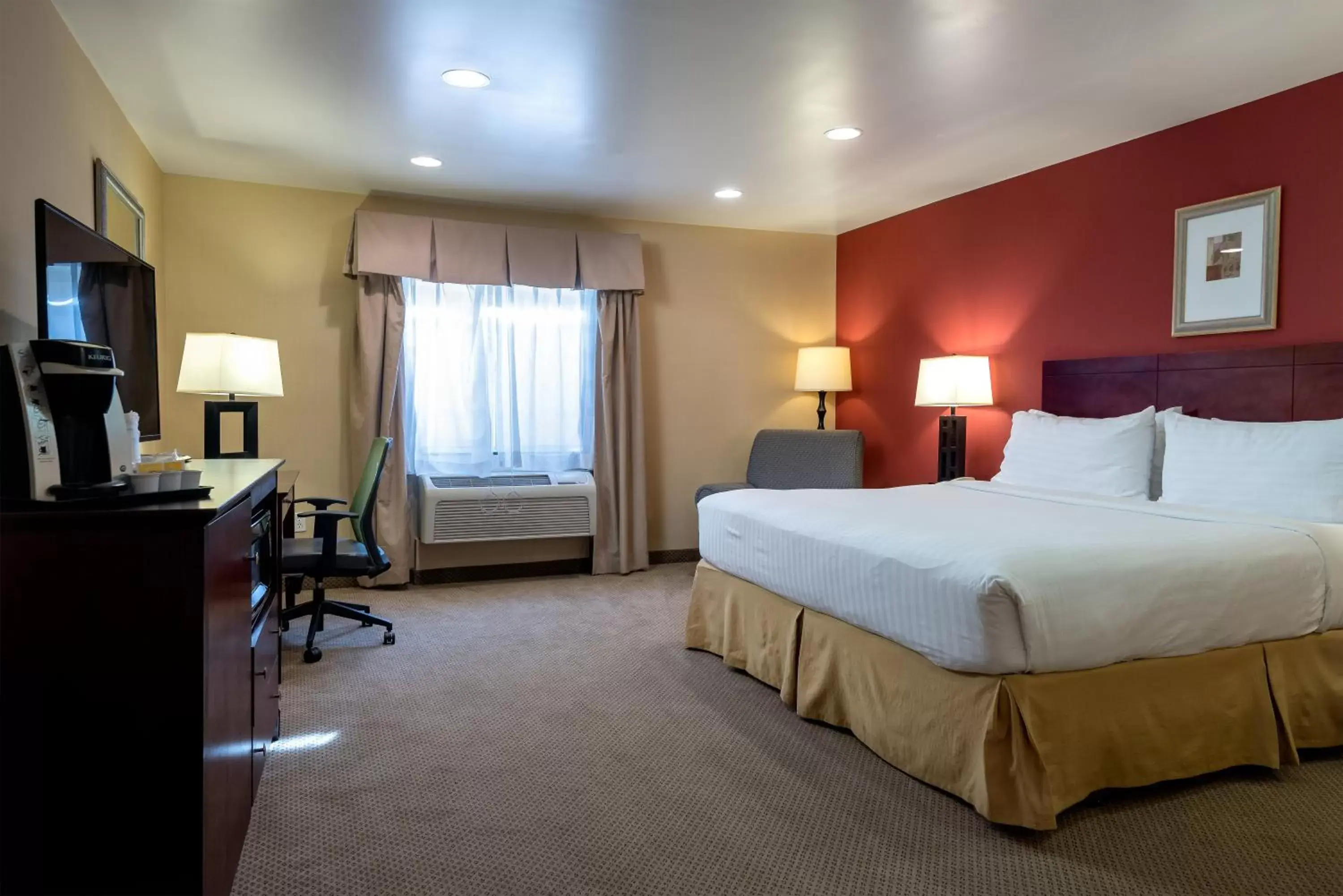 Photo of the whole room, Bed in Holiday Inn Express Hotel & Suites Los Angeles Airport Hawthorne, an IHG Hotel