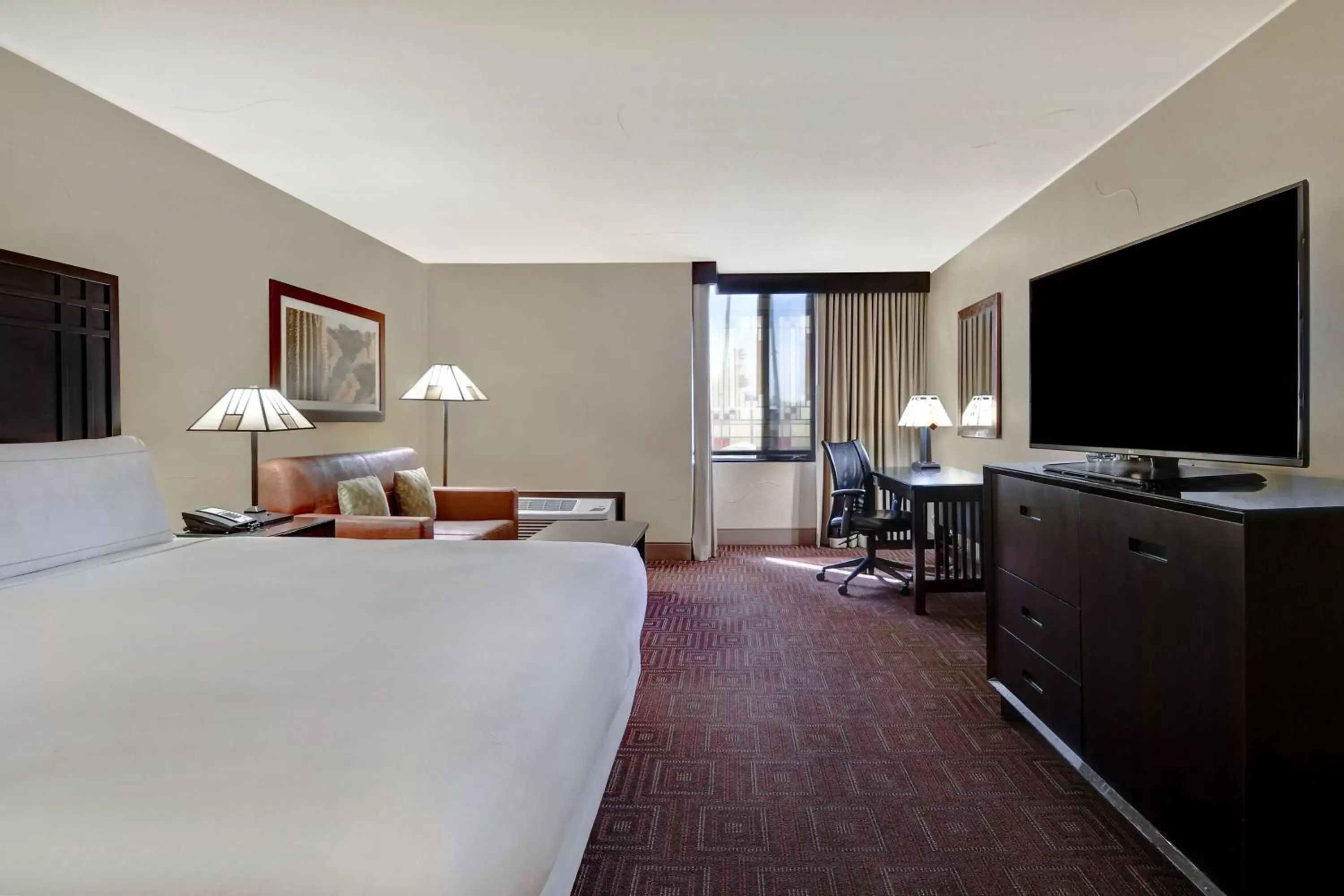 Bed, TV/Entertainment Center in DoubleTree by Hilton Phoenix- Tempe