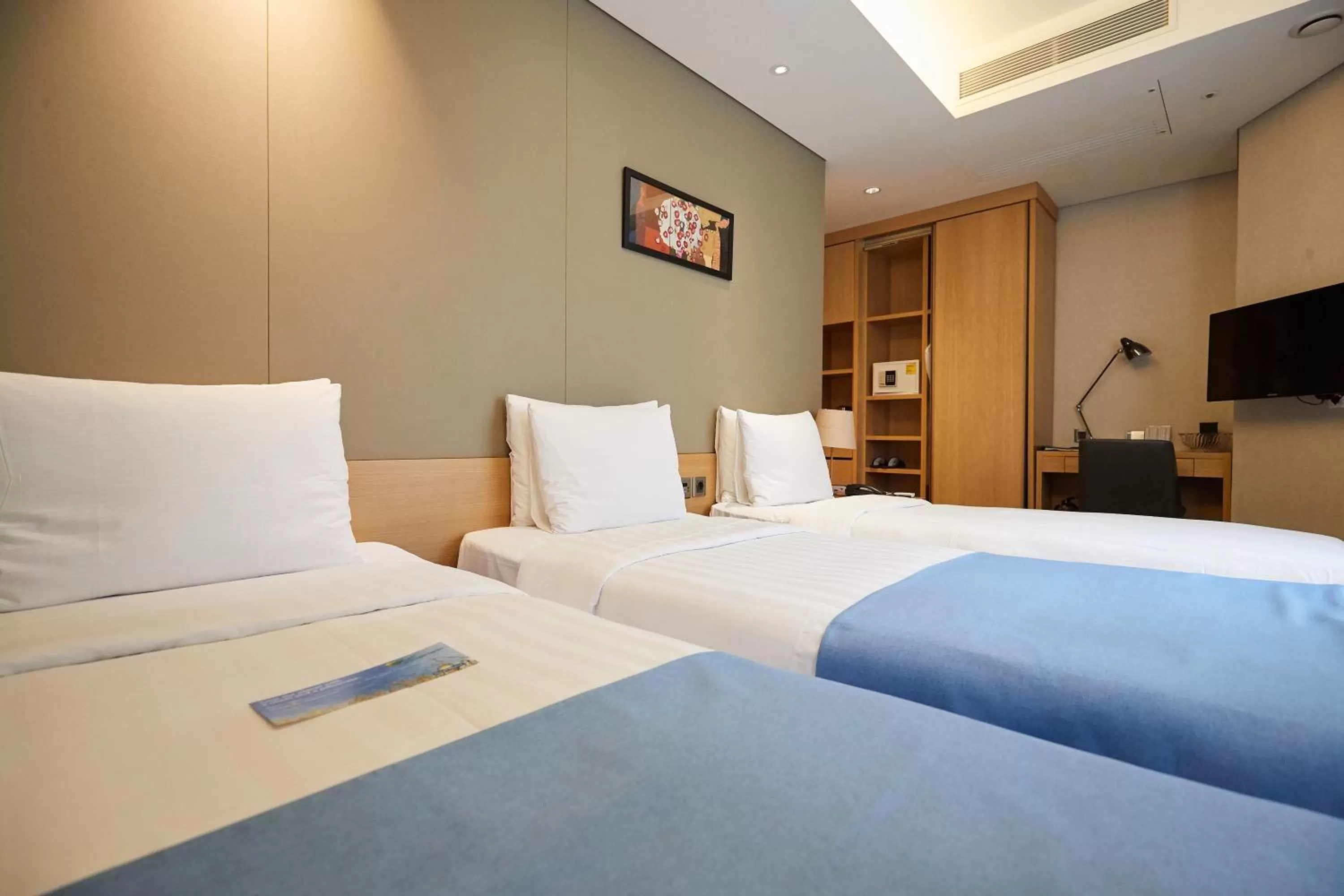 Photo of the whole room, Bed in Days Hotel by Wyndham Seoul Myeongdong