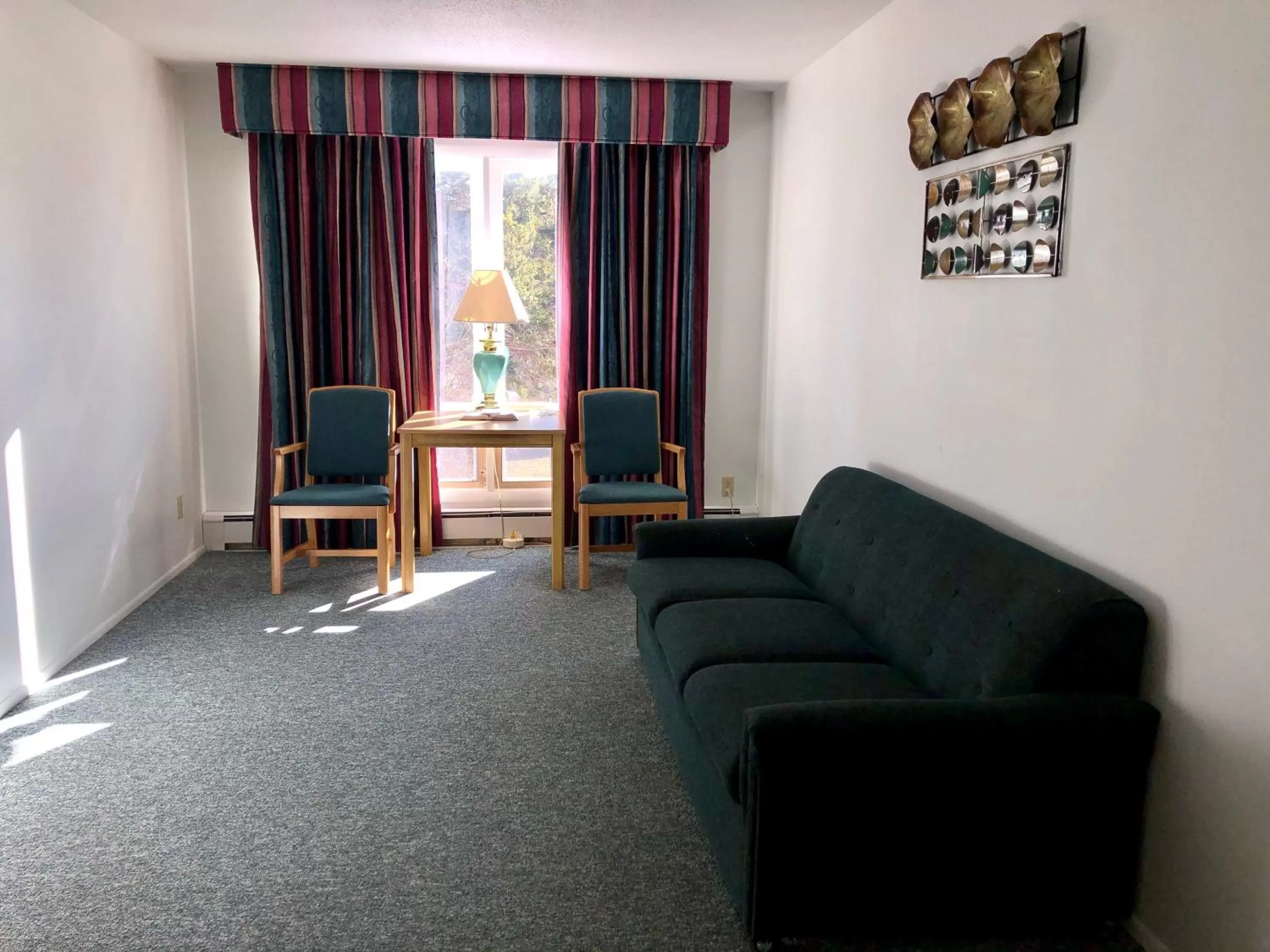 Living room in Budget Host Inn