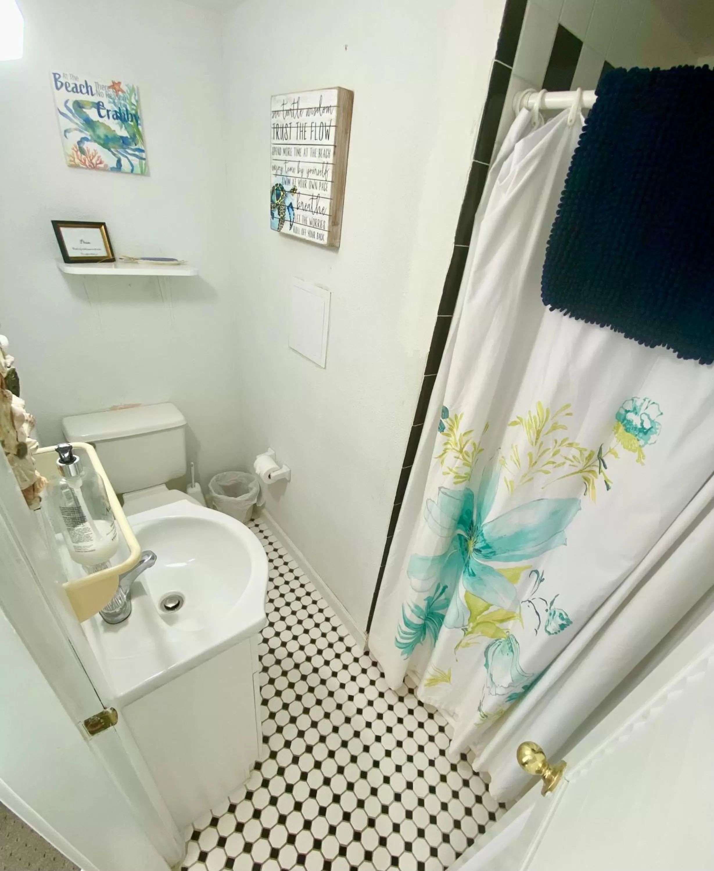 Bathroom in Atlantic House Bed & Breakfast