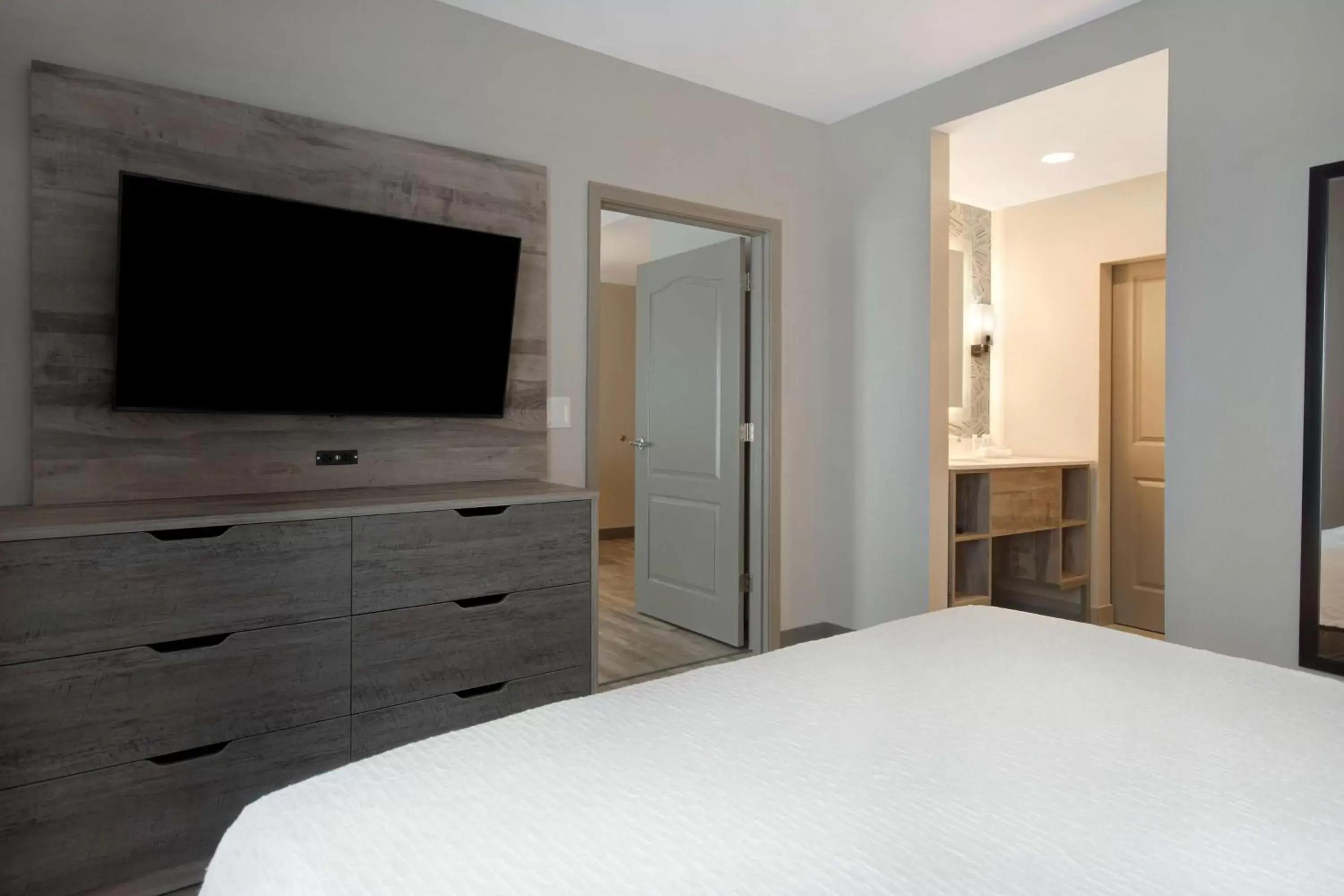 Bed, TV/Entertainment Center in Homewood Suites By Hilton Lexington