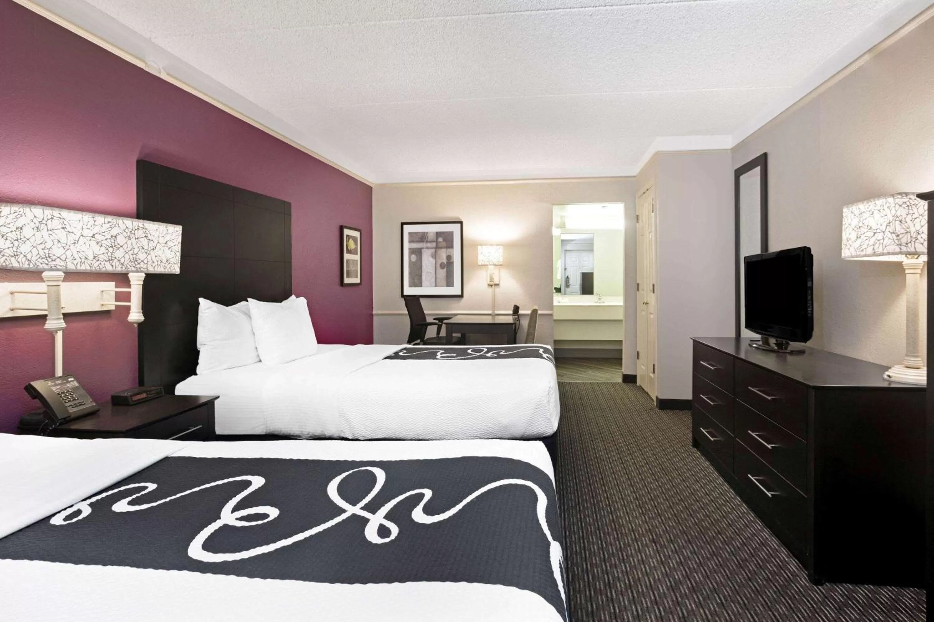 Photo of the whole room, Bed in La Quinta Inn by Wyndham Fresno Yosemite