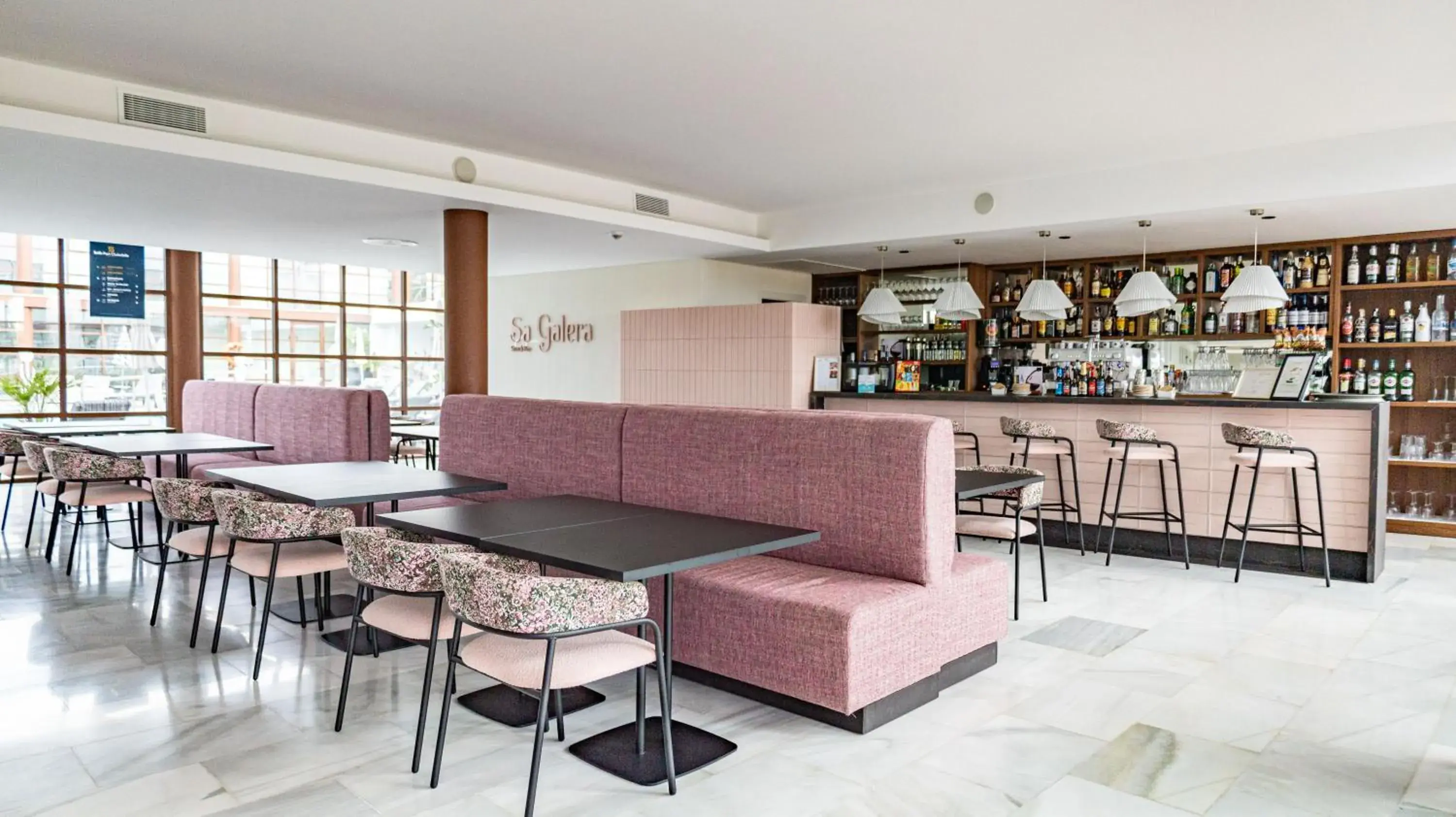 Lounge or bar in Seth Port Ciutadella Lounge or bar in Seth Port Ciutadella