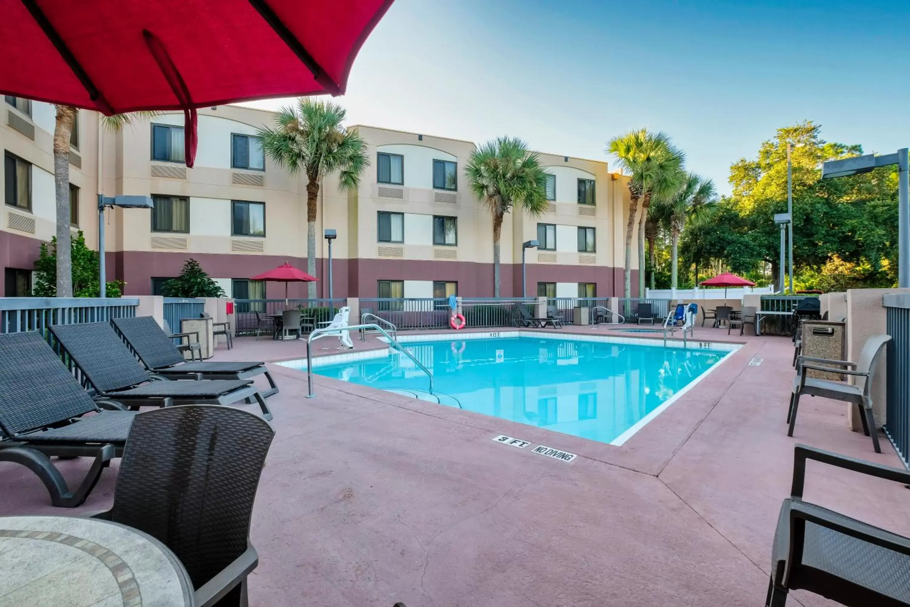 Swimming pool in Red Roof Inn PLUS+ Palm Coast Swimming pool in Red Roof Inn PLUS+ Palm Coast