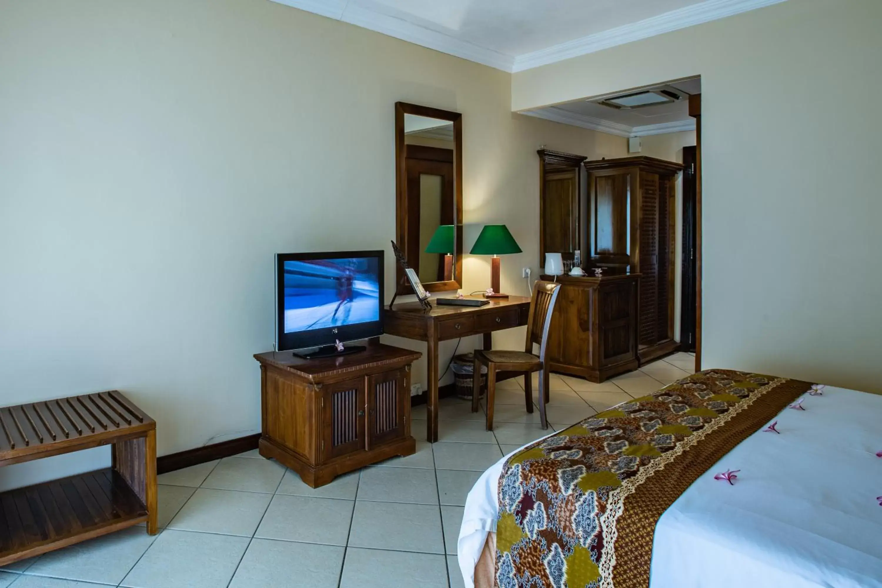 TV and multimedia, TV/Entertainment Center in Aanari Hotel & Spa