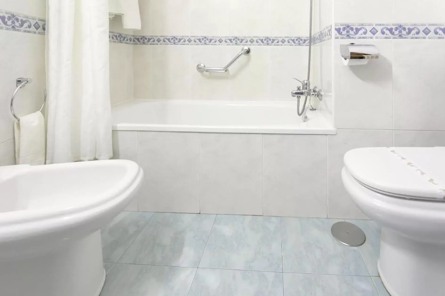 Bathroom in Hotel América Ferrol