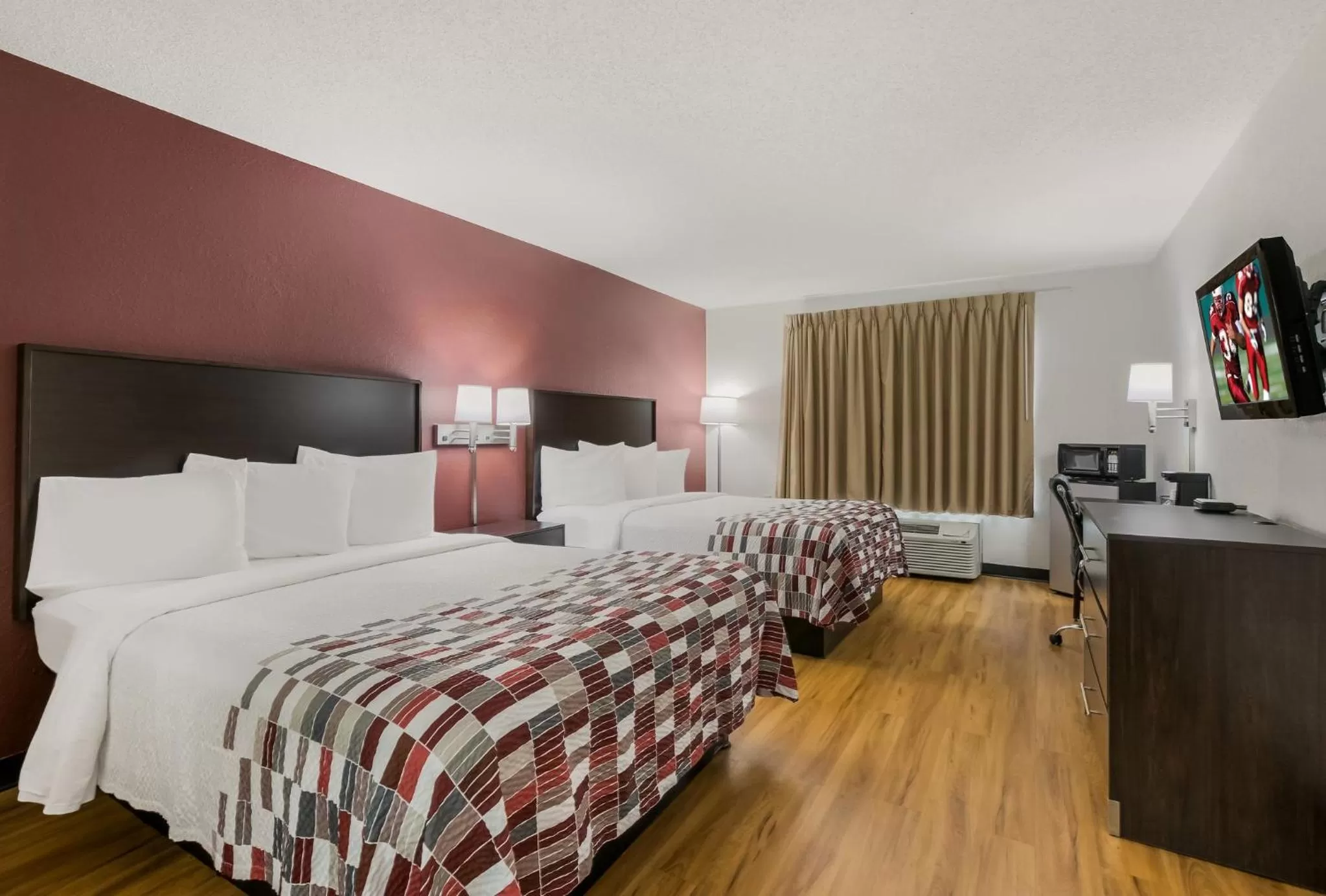 Photo of the whole room, Bed in Red Roof Inn & Suites Knoxville East