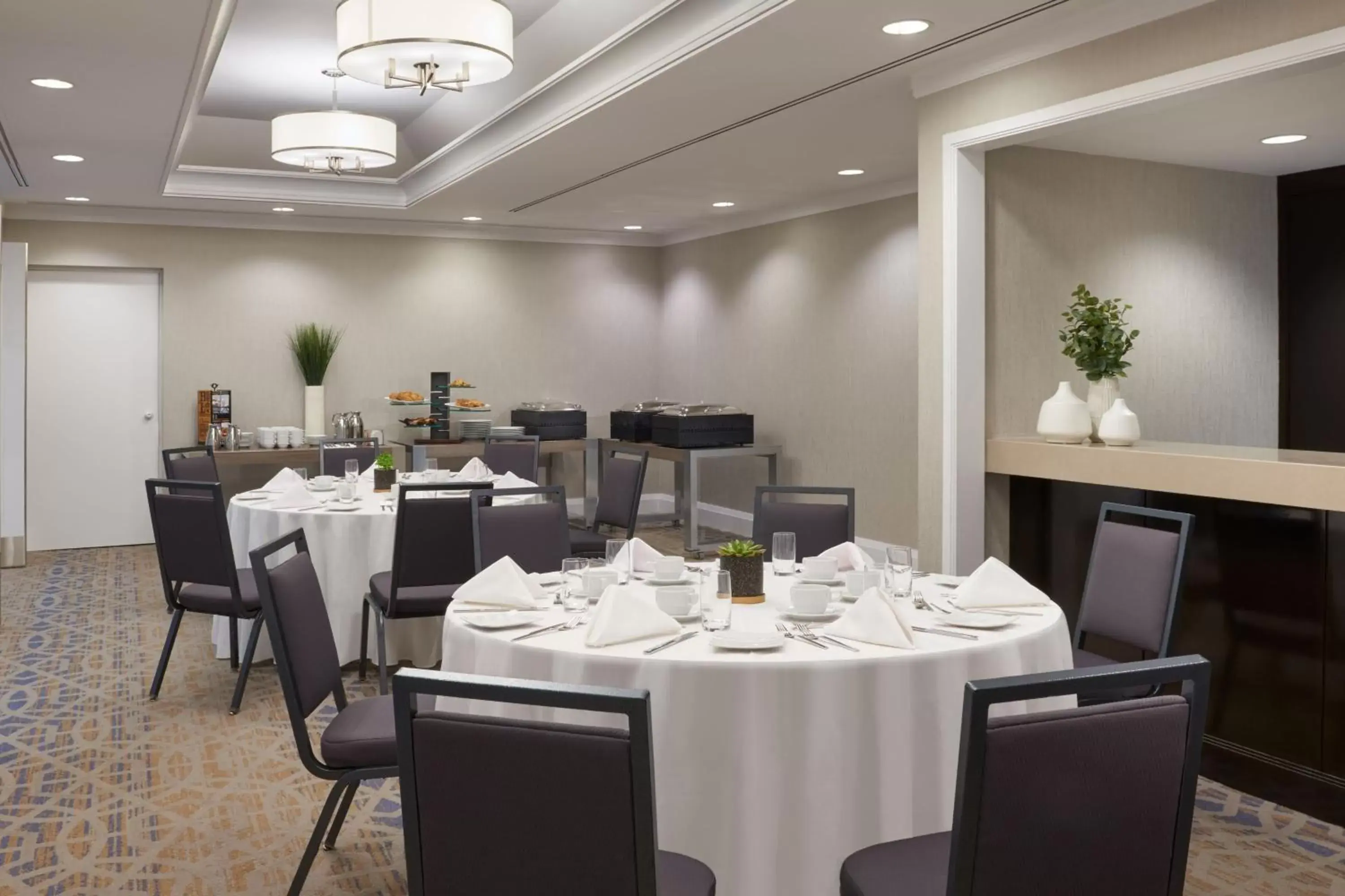 Meeting/conference room, Restaurant/Places to Eat in Sheraton Parkway Toronto North Hotel & Suites