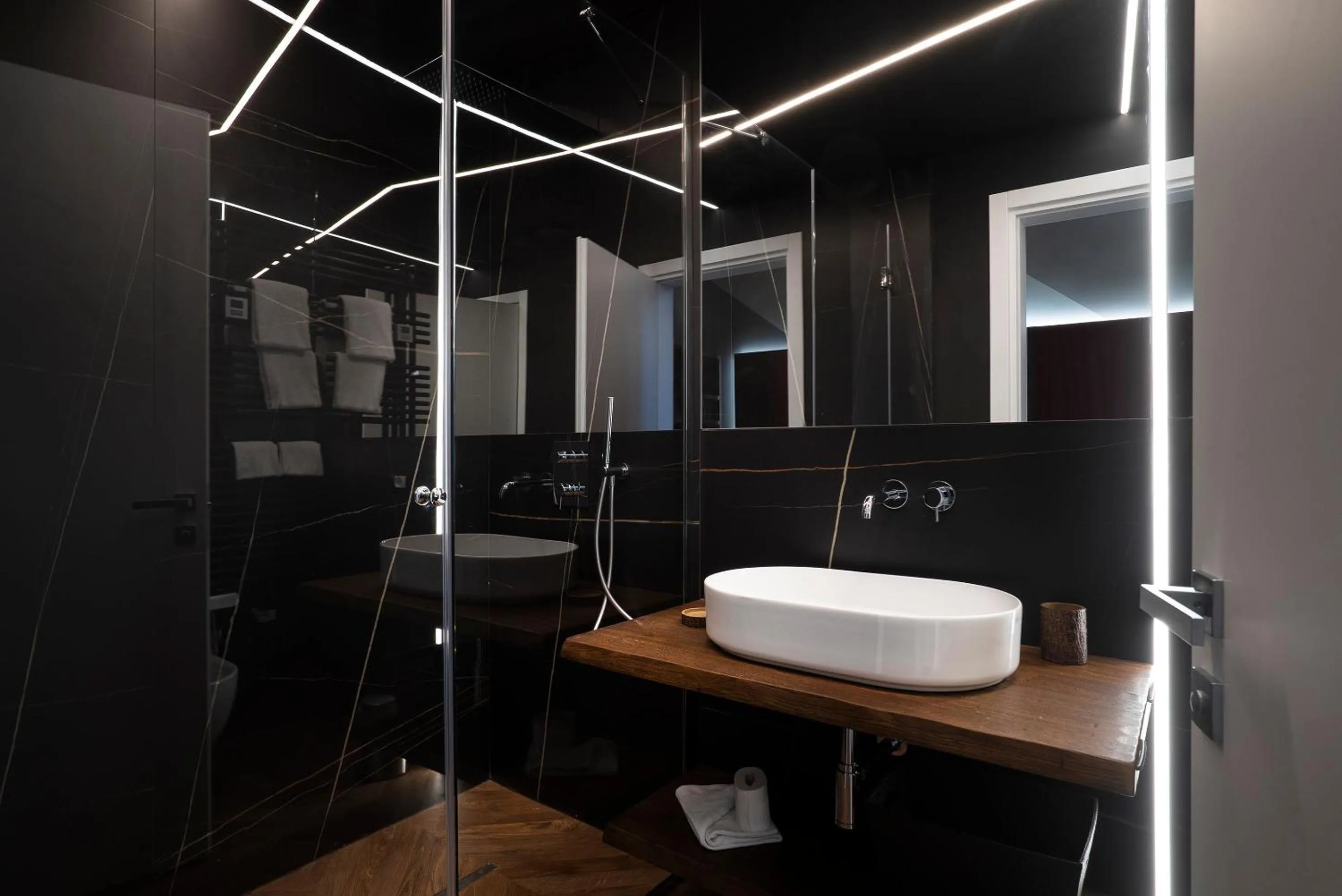Shower in Artemide Guest House