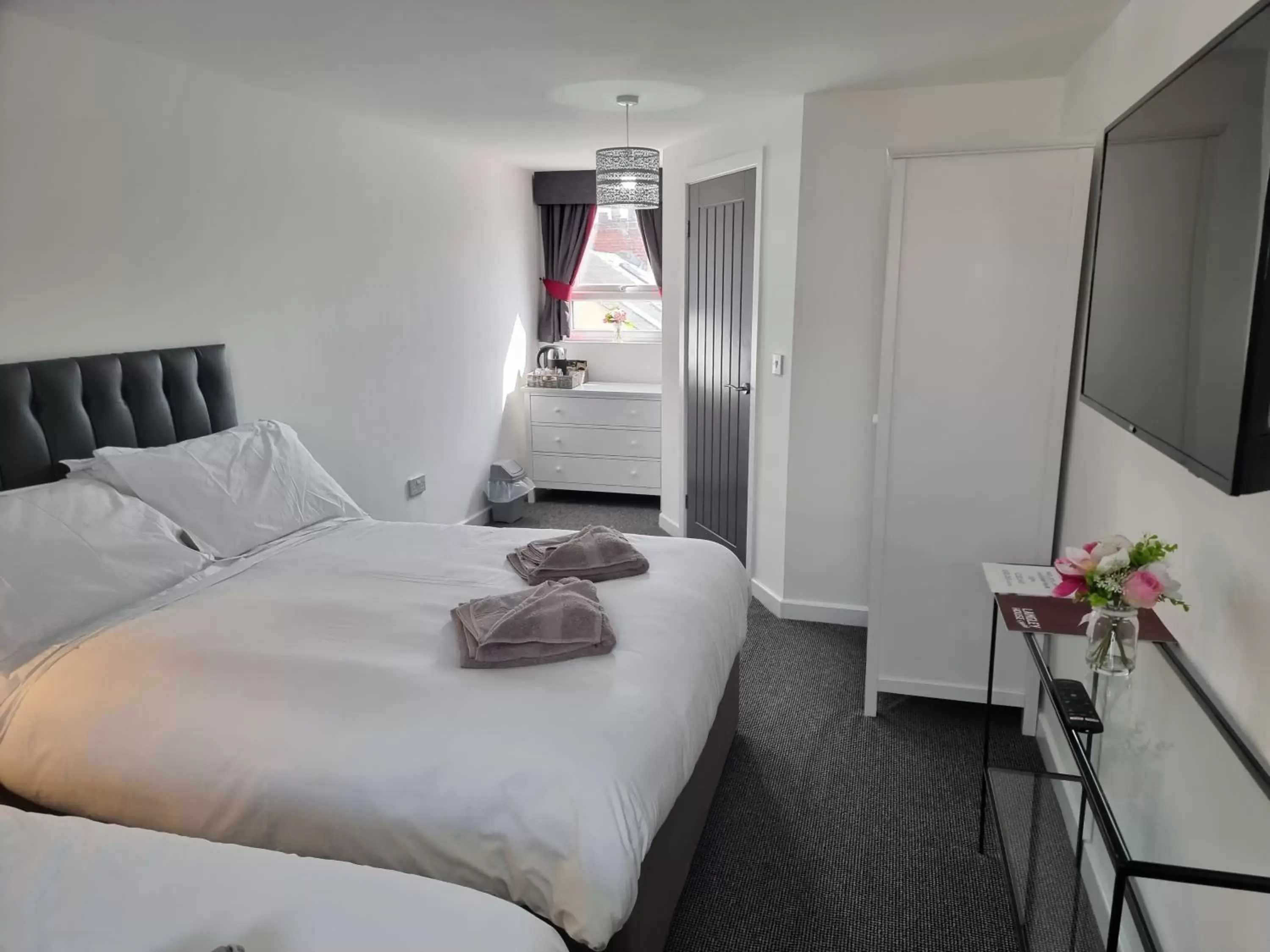 Bedroom, Bed in Langley House Hotel