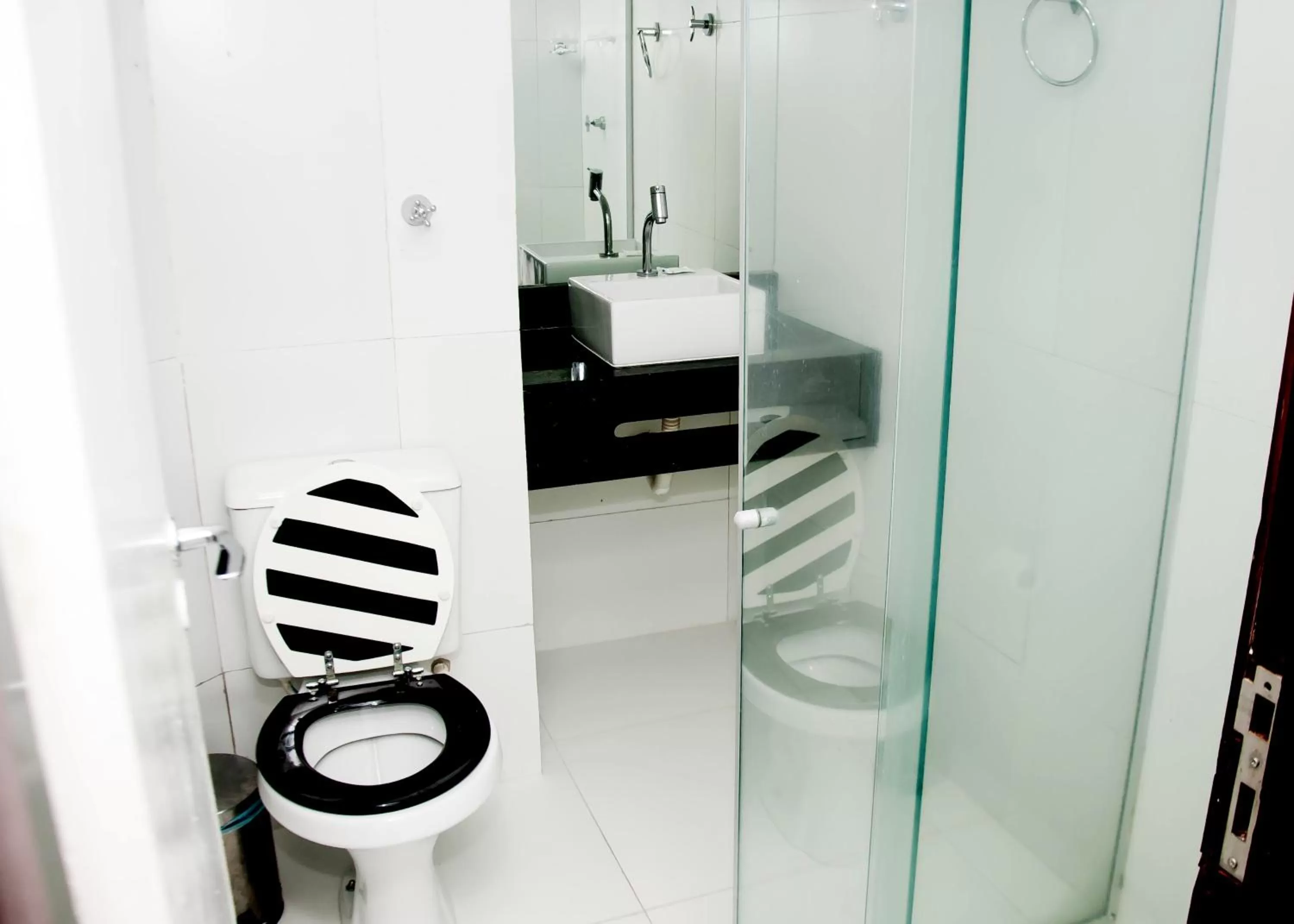 Toilet, Bathroom in Tirol Praia Hotel