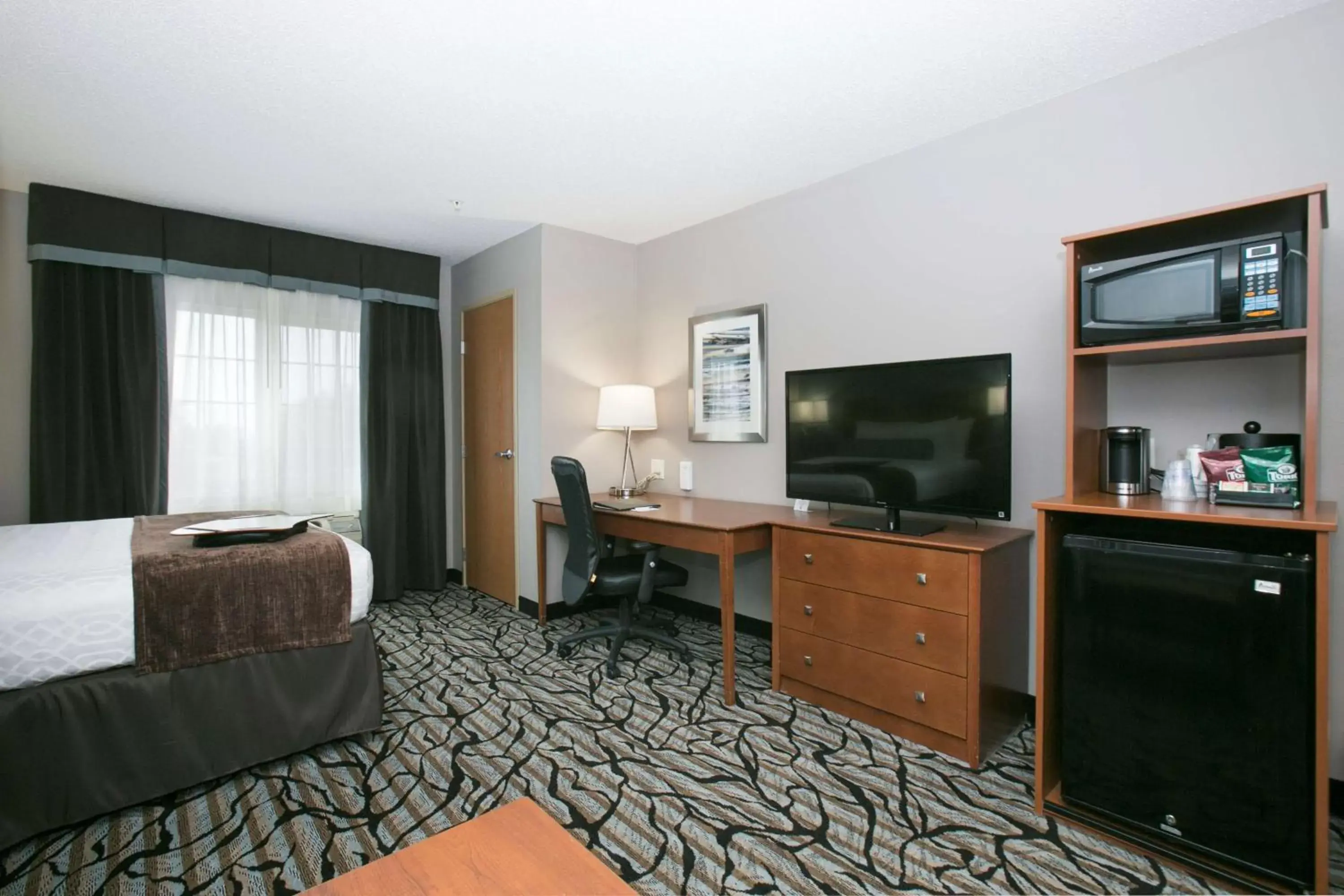 Photo of the whole room, TV/Entertainment Center in Best Western Plus Blaine at the National Sports Center