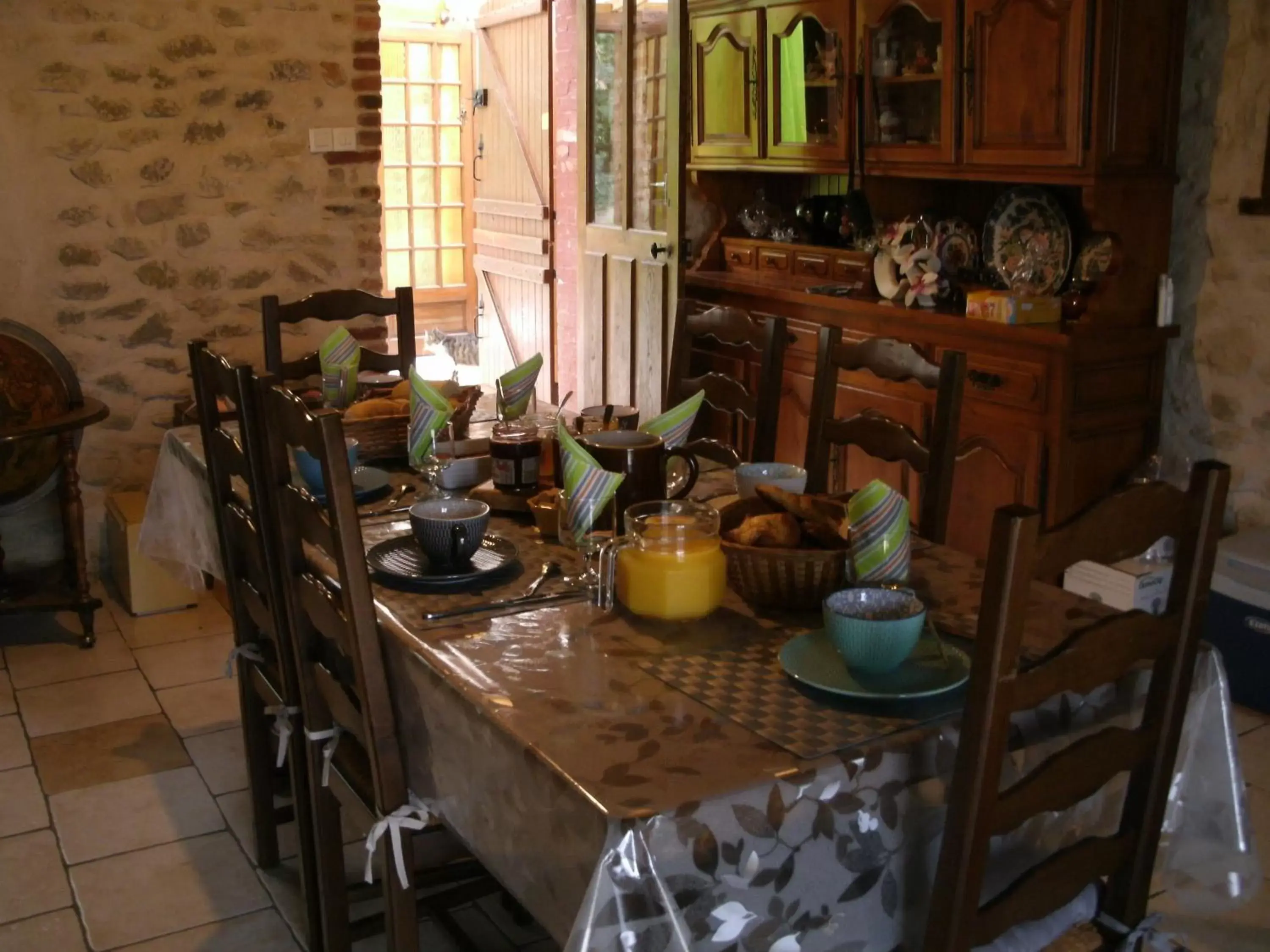 Continental breakfast, Dining Area in Chambres d'hotes du Moulin