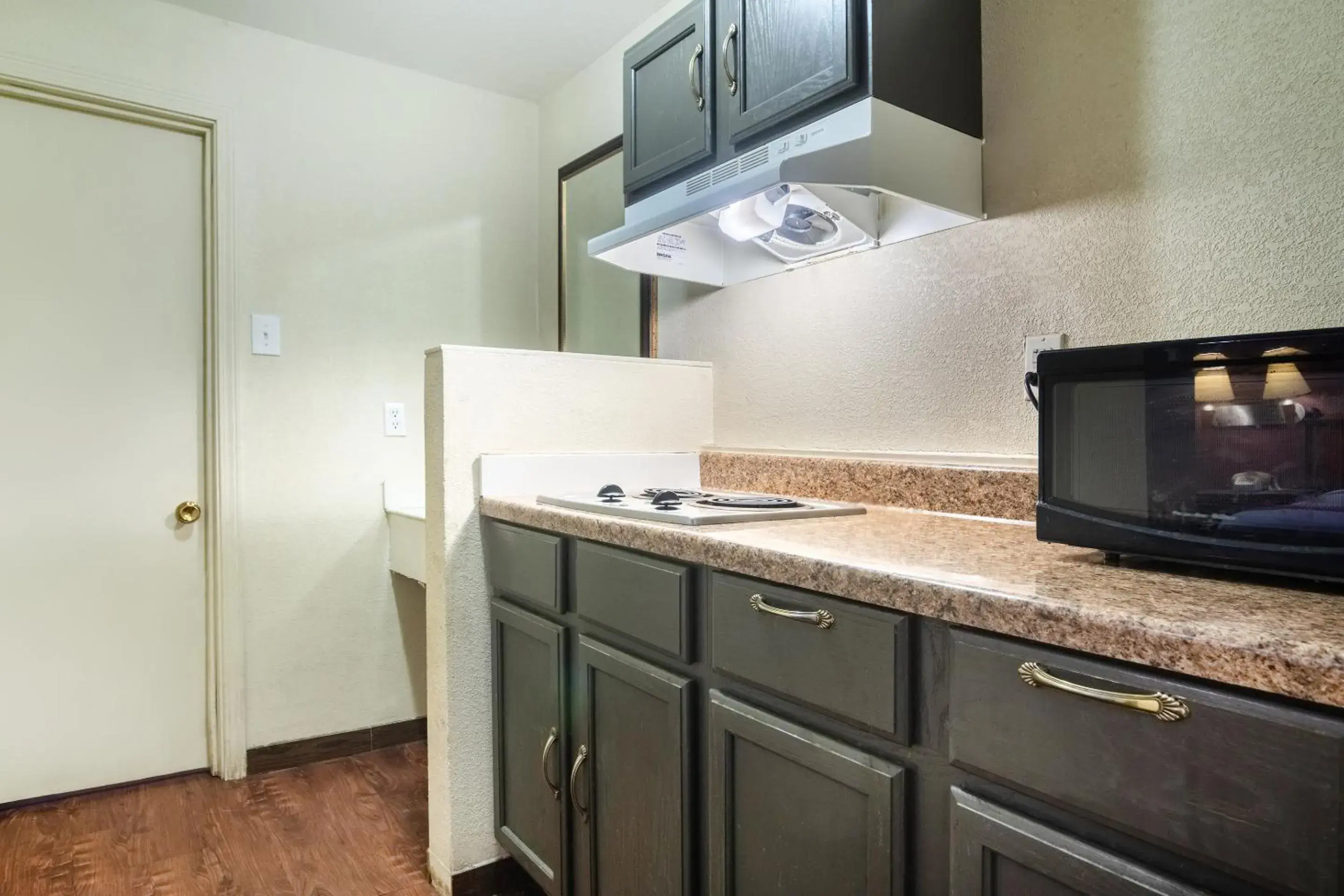 Kitchen or kitchenette, Kitchen/Kitchenette in OYO Hotel Blytheville AR I-55