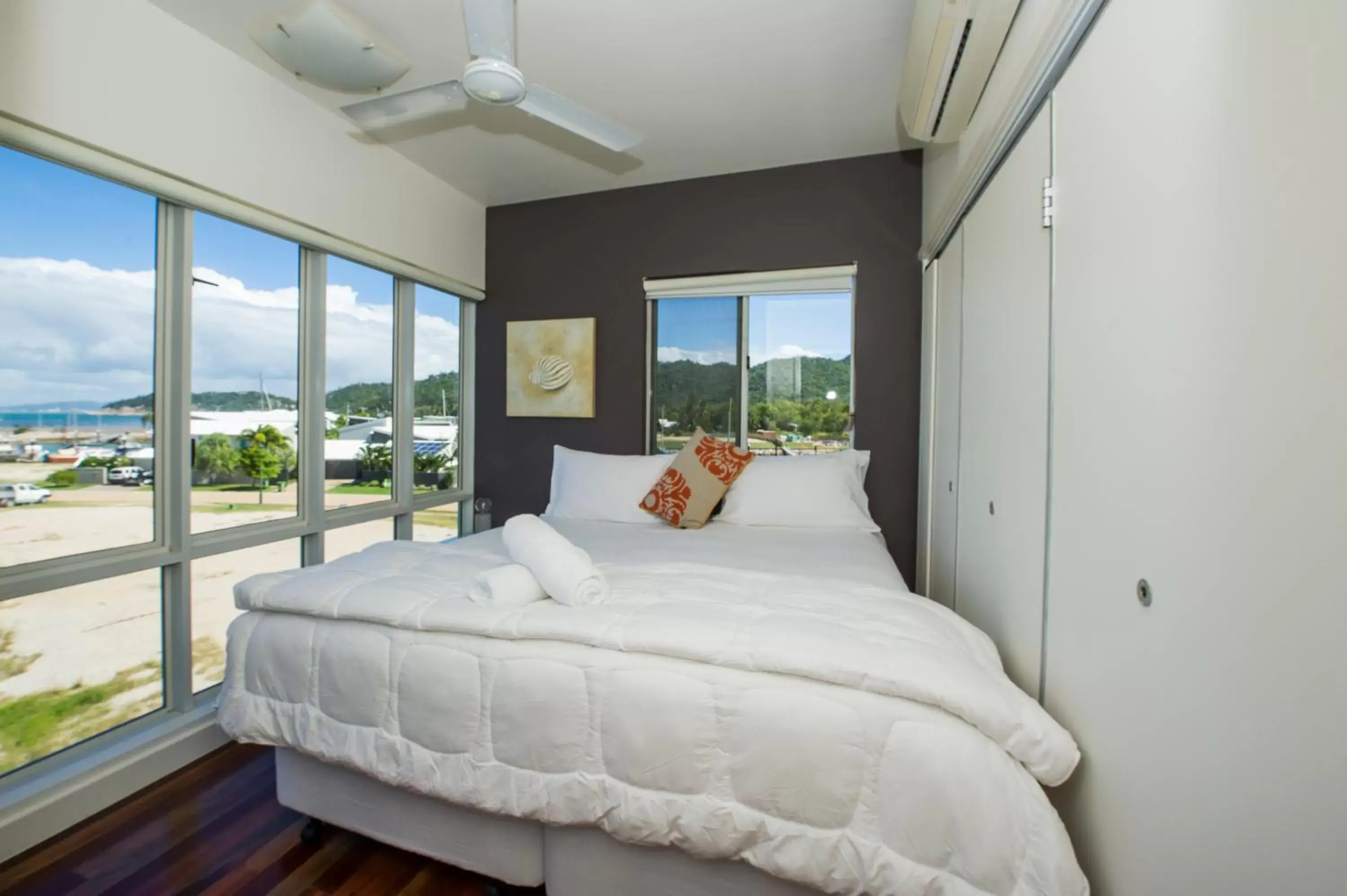 Three-Bedroom Apartment in Beachside Magnetic Harbour Apartments Three-Bedroom Apartment in Beachside Magnetic Harbour Apartments