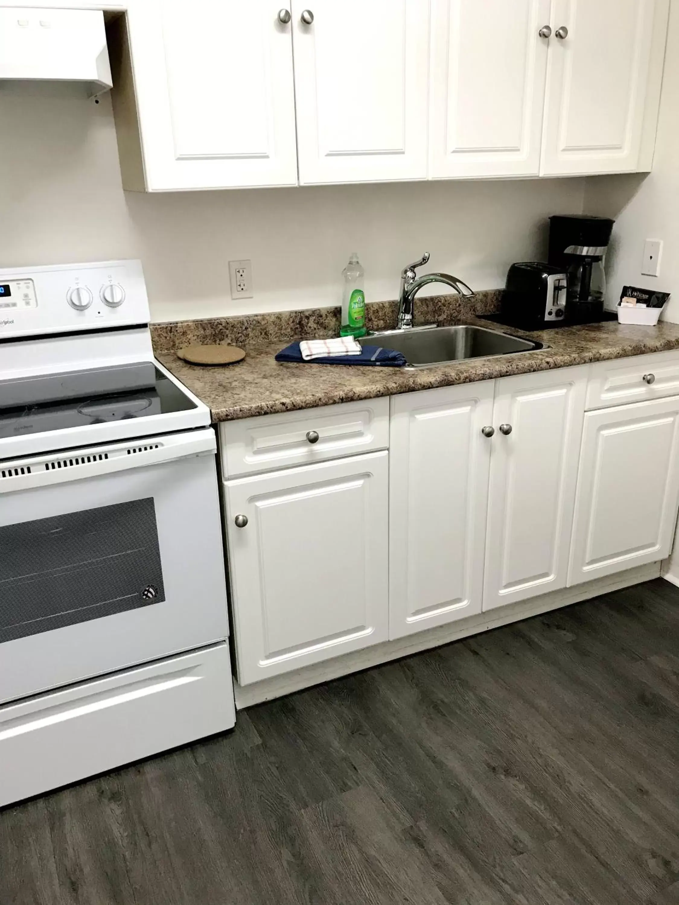 Kitchen or kitchenette, Kitchen/Kitchenette in Duncan Motel