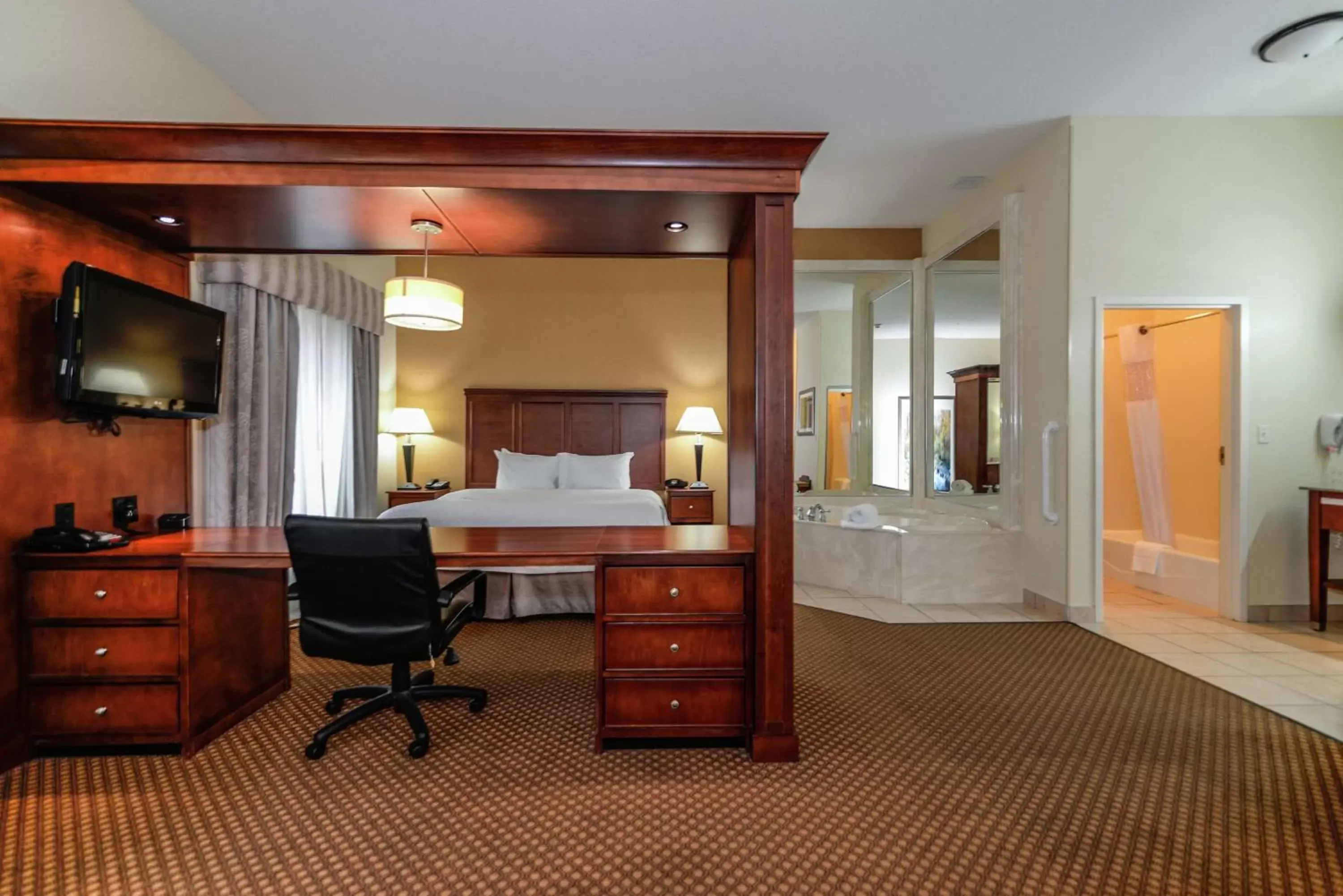 Bedroom, Bed in Hampton Inn & Suites Detroit/Chesterfield