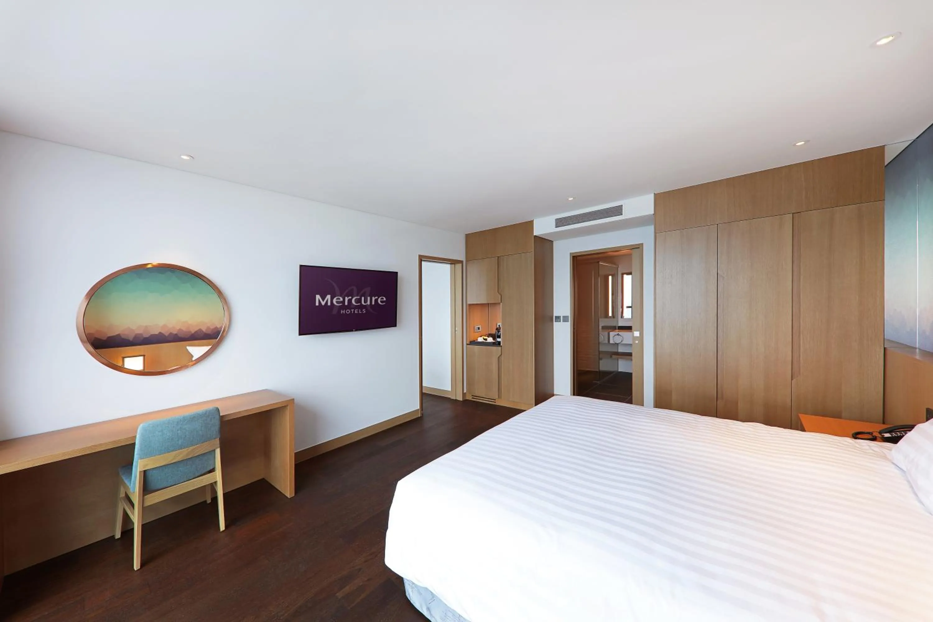 Photo of the whole room, Bed in Mercure Ambassador Ulsan