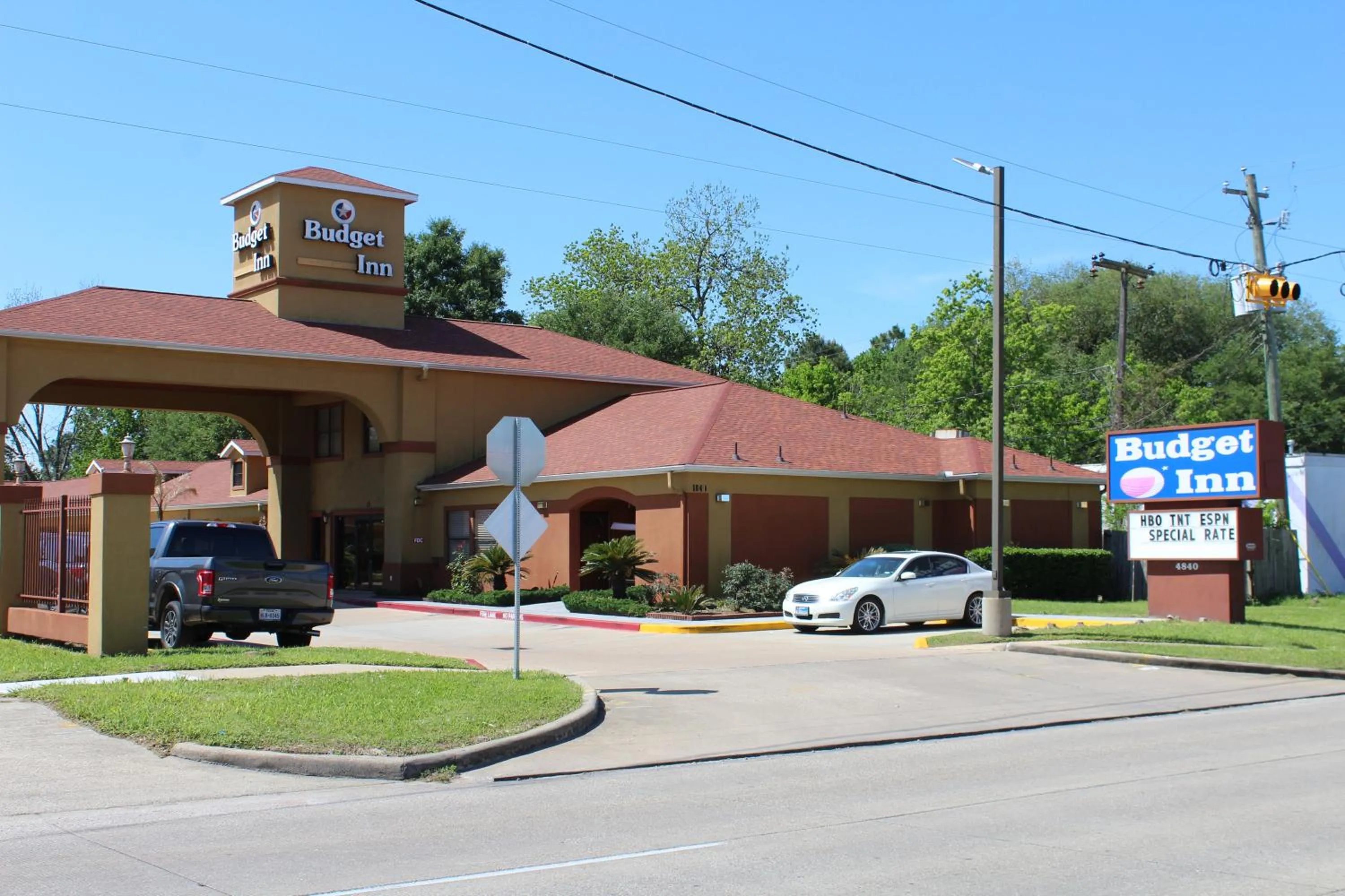 Property Building in Budget Inn Pasadena