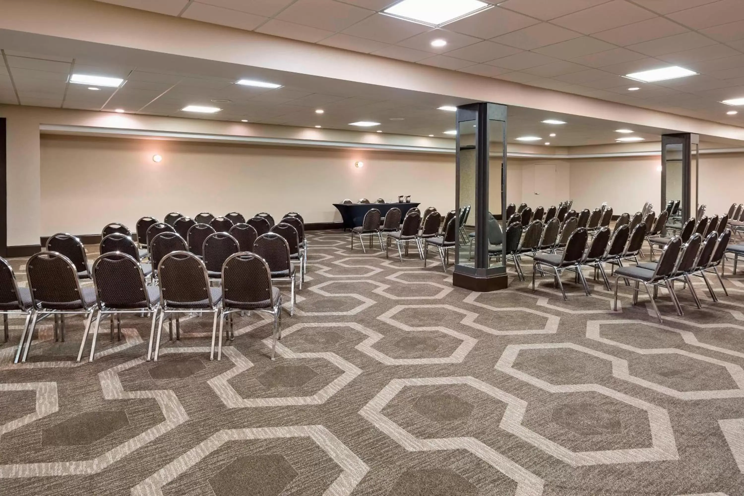 Meeting/conference room, Fitness Center/Facilities in Four Points by Sheraton Milwaukee Airport