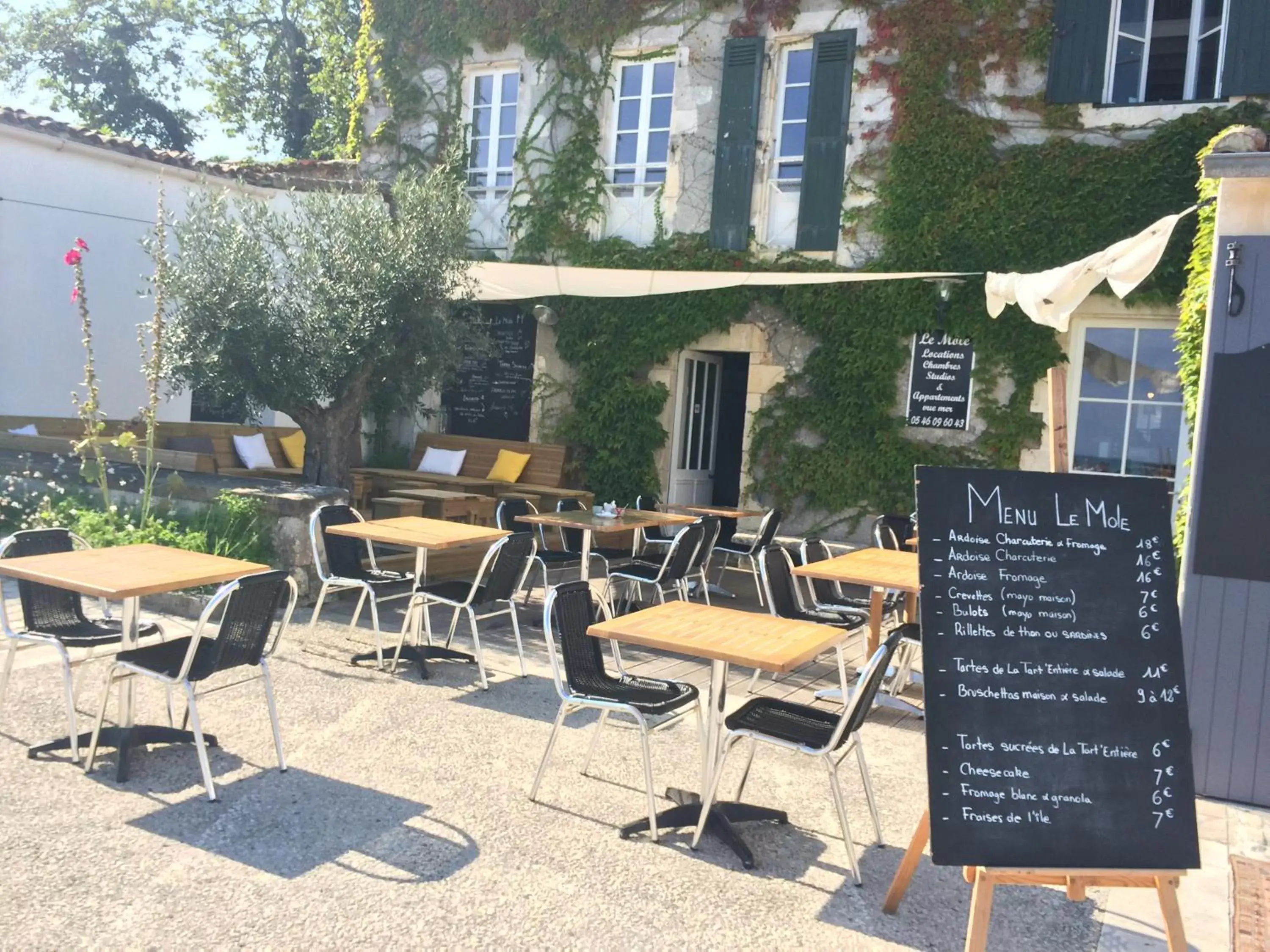 Patio in Le Mole (Appartements et Chambres)