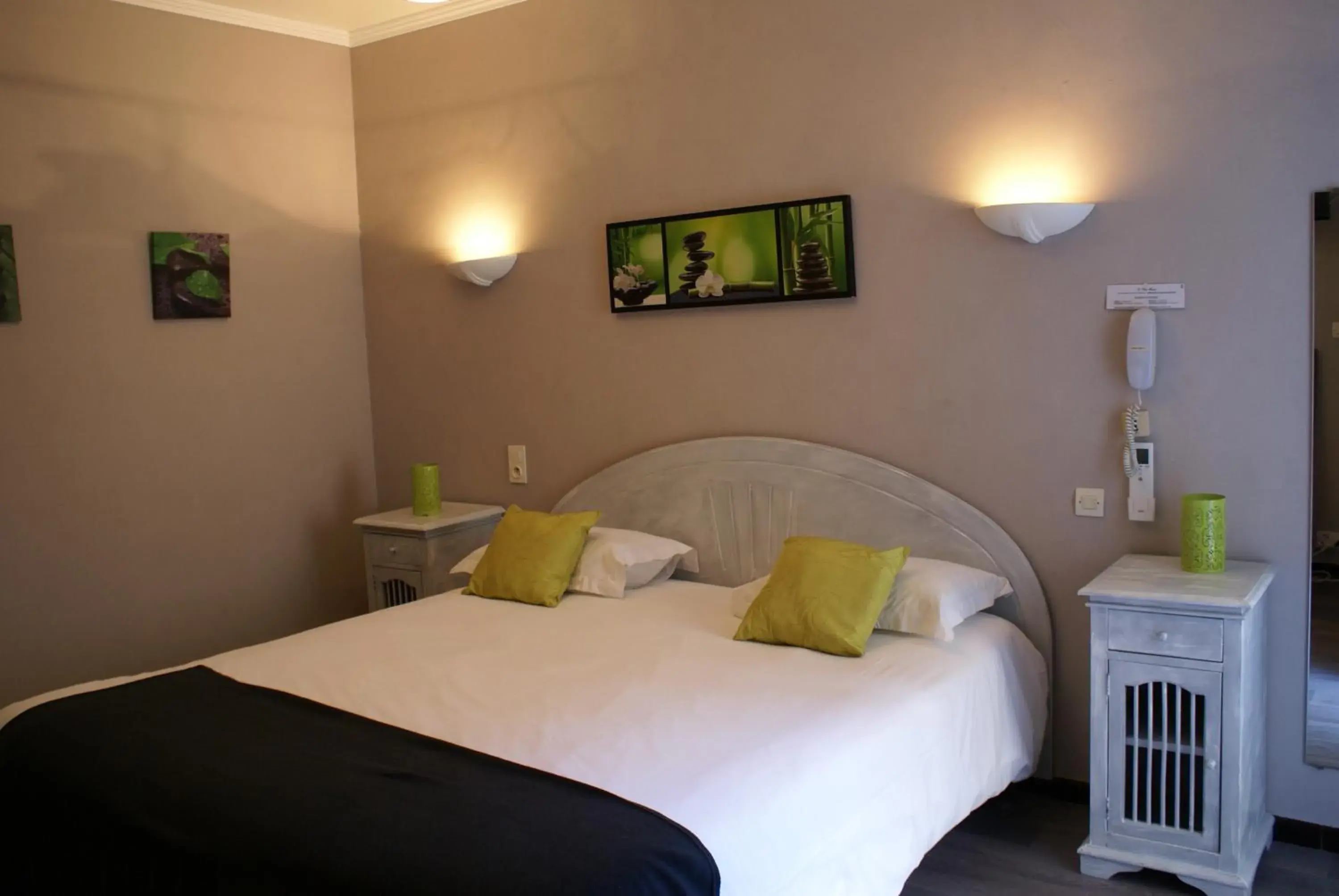 Bedroom, Bed in Le Petit Manoir Logis