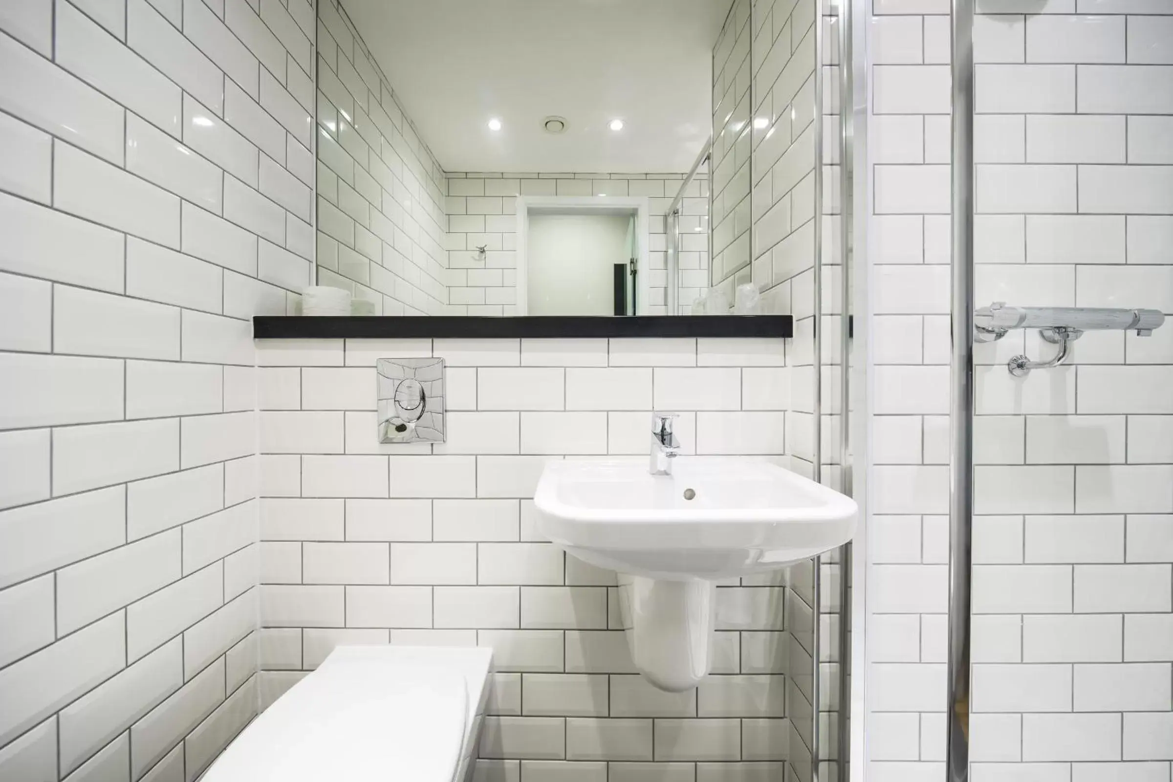 Shower, Bathroom in Tune Hotel Liverpool