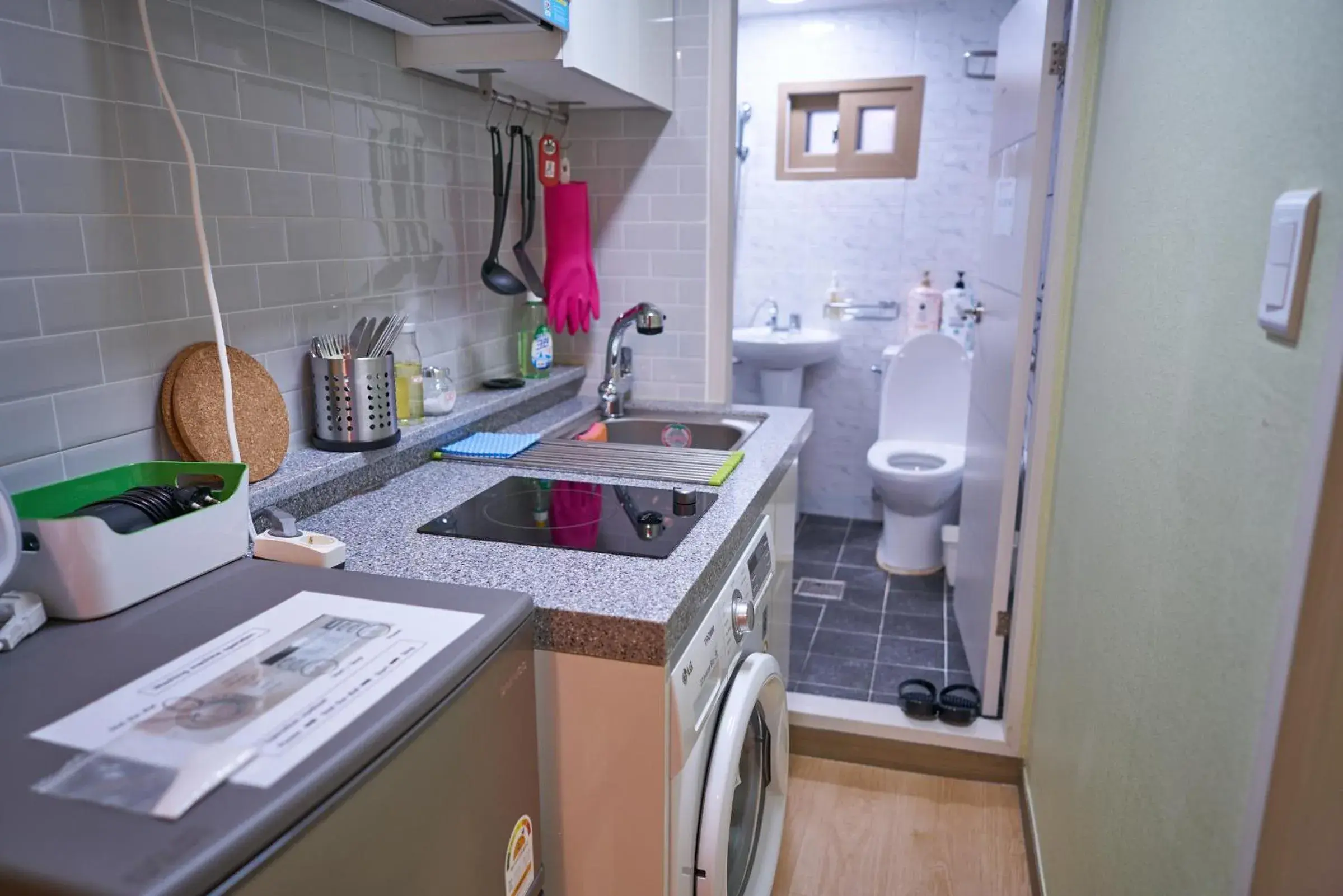 Kitchen/Kitchenette in R Guesthouse Seoul Station