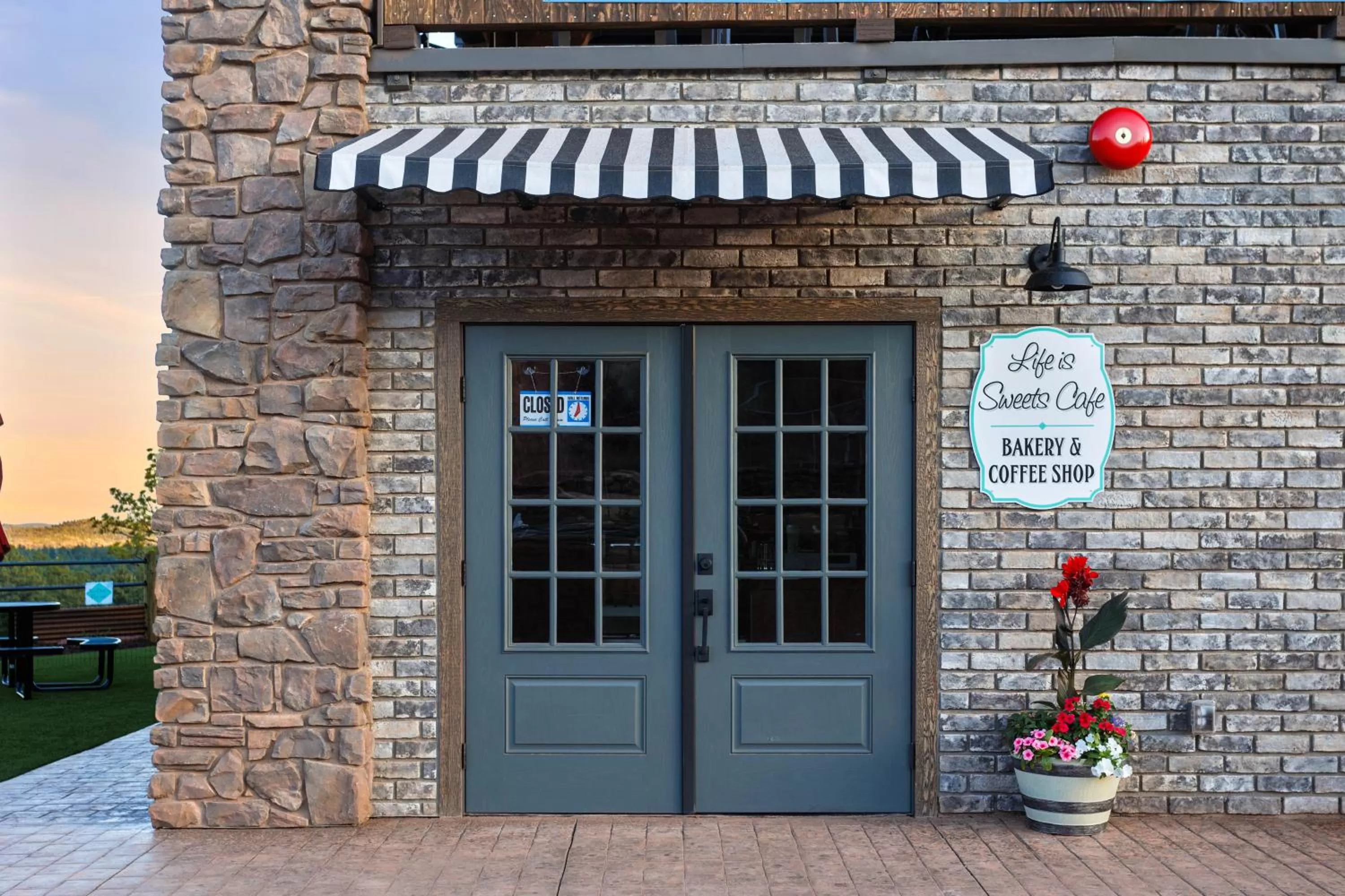 Restaurant/places to eat in Lodge at 5600