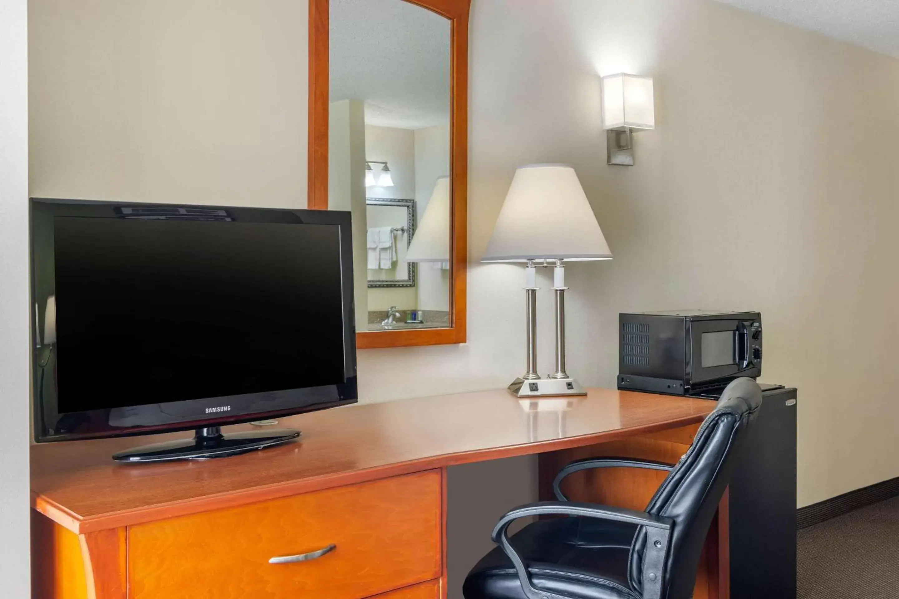 Photo of the whole room, TV/Entertainment Center in Sleep Inn Macon I-75