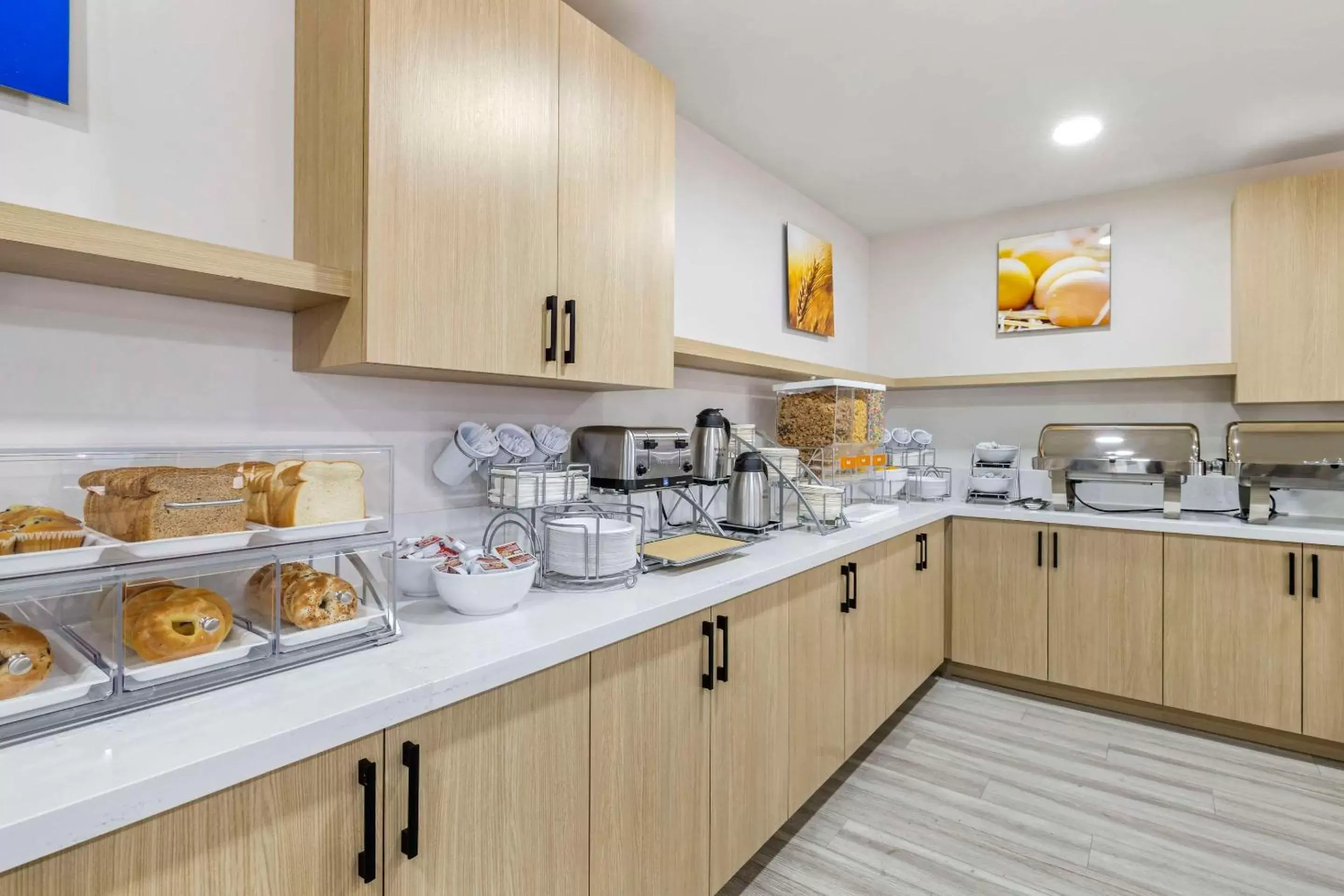 Breakfast, Kitchen/Kitchenette in Comfort Inn Sea World Area