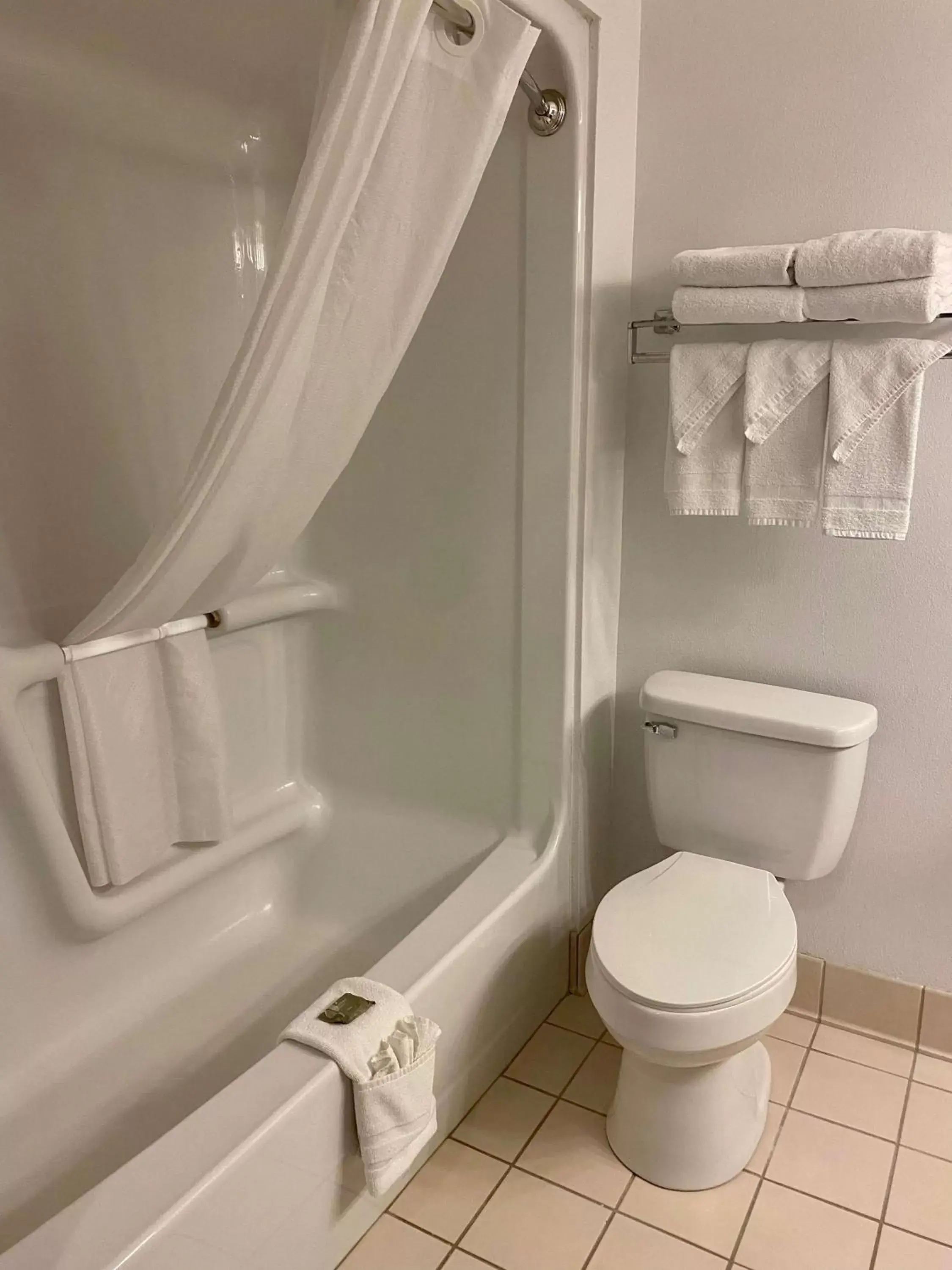 Bathroom in Country Inn & Suites by Radisson, Gettysburg, PA